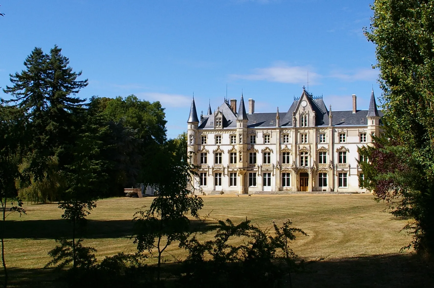 Photo showing: Château de Charbonnières