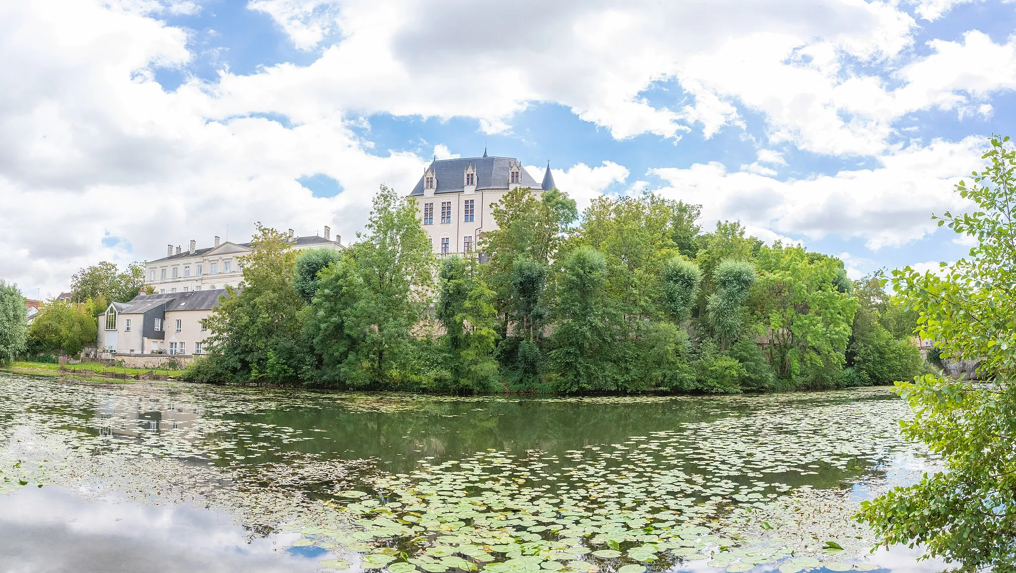 Photo showing: L'Indre, au pied du Château Raoul