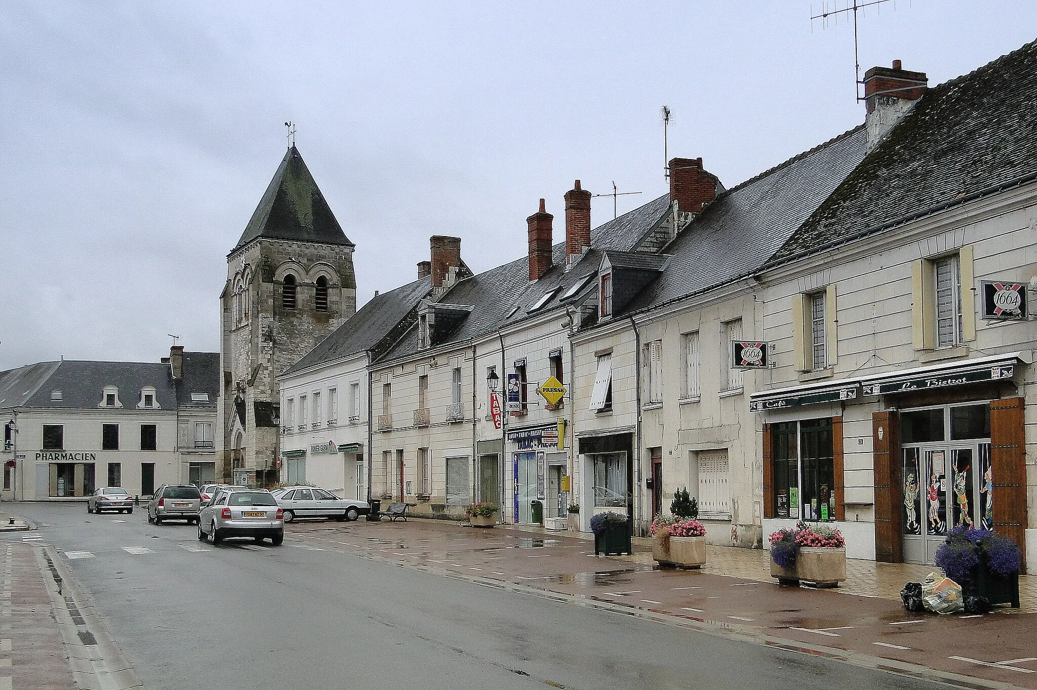 Photo showing: Centre ville de Manthelan - rue principale (Indre-et-Loire)