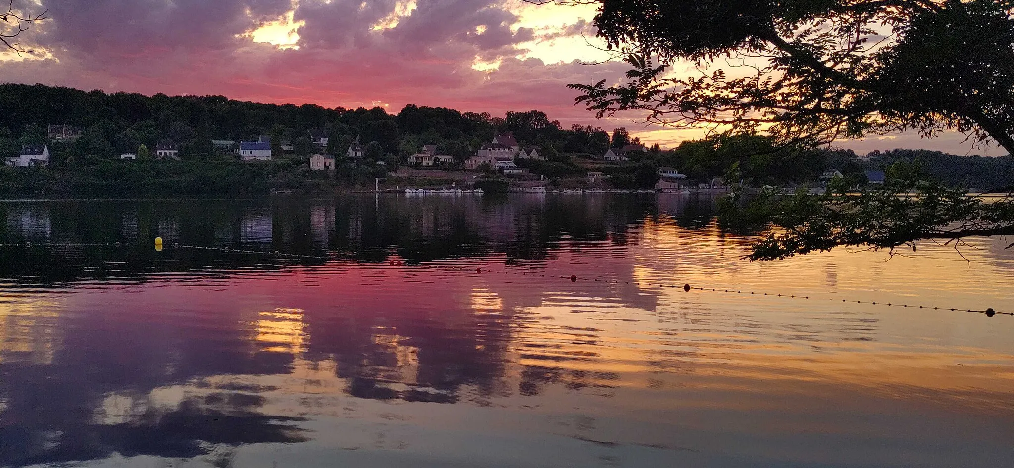 Photo showing: Coucher de soleil sur le lac d'Eguzon un soir d'été
