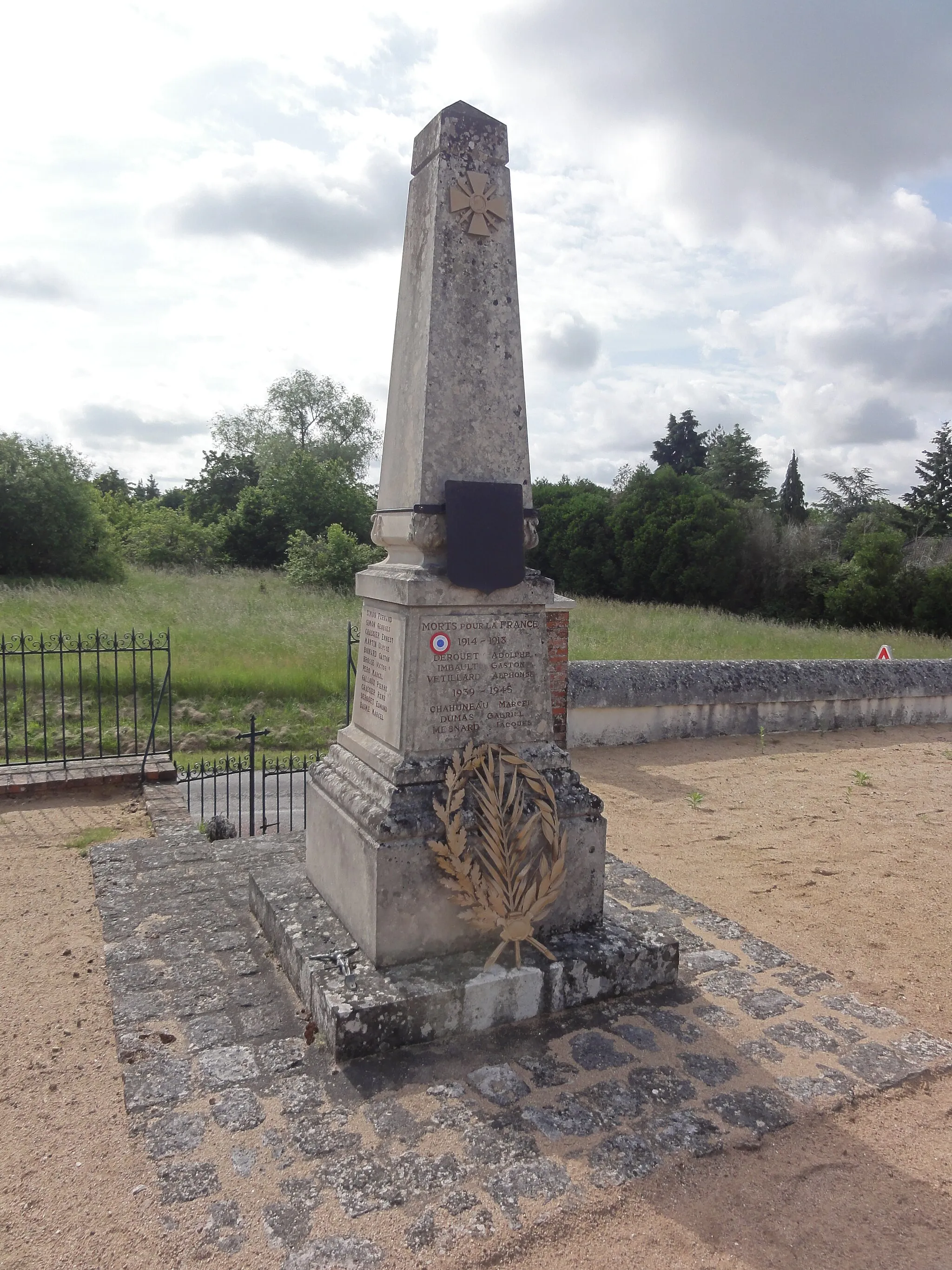 Photo showing: Candé-sur-Beuvron (Loir-et-Cher) Monument aux morts (cimetière)