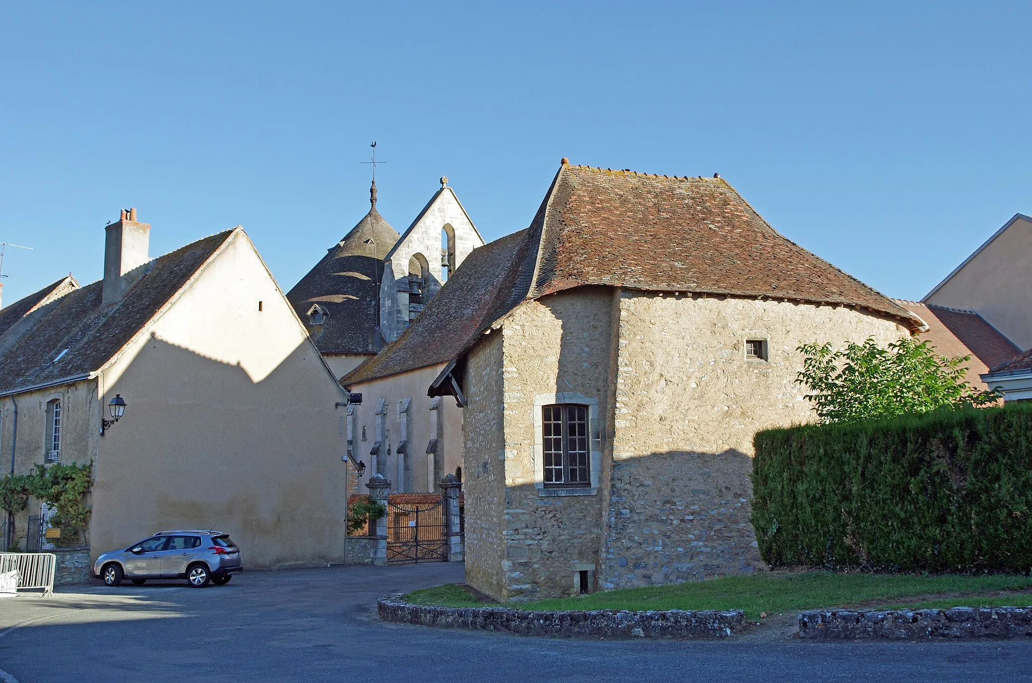 Photo showing: Neuvy-Saint-Sépulchre (Indre)

Restes du château (juste derrière la collégiale)

A l'origine, la collégiale Saint-Etienne était située dans l'enceinte du château.