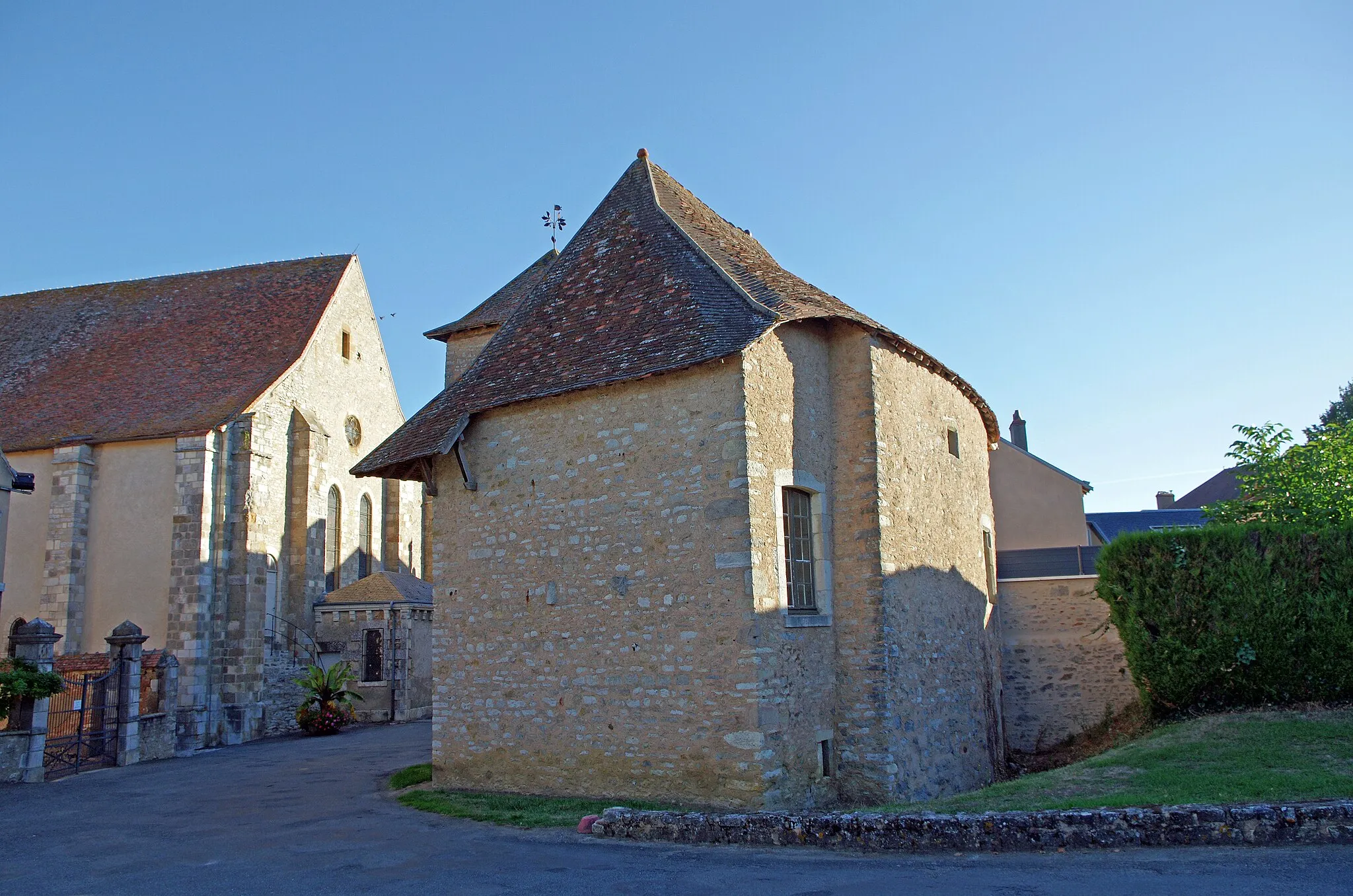 Photo showing: Neuvy-Saint-Sépulchre (Indre)

Restes du château (juste derrière la collégiale)

A l'origine, la collégiale Saint-Etienne était située dans l'enceinte du château.