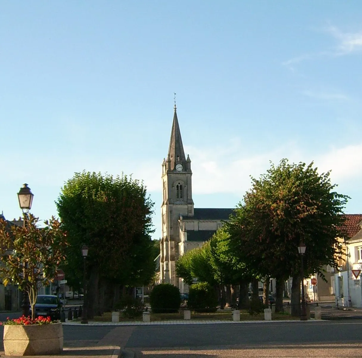 Photo showing: La Place Mado Robin et l'église