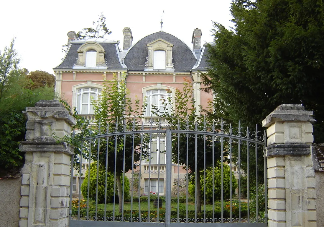 Photo showing: La Villa Raoul Yzeures