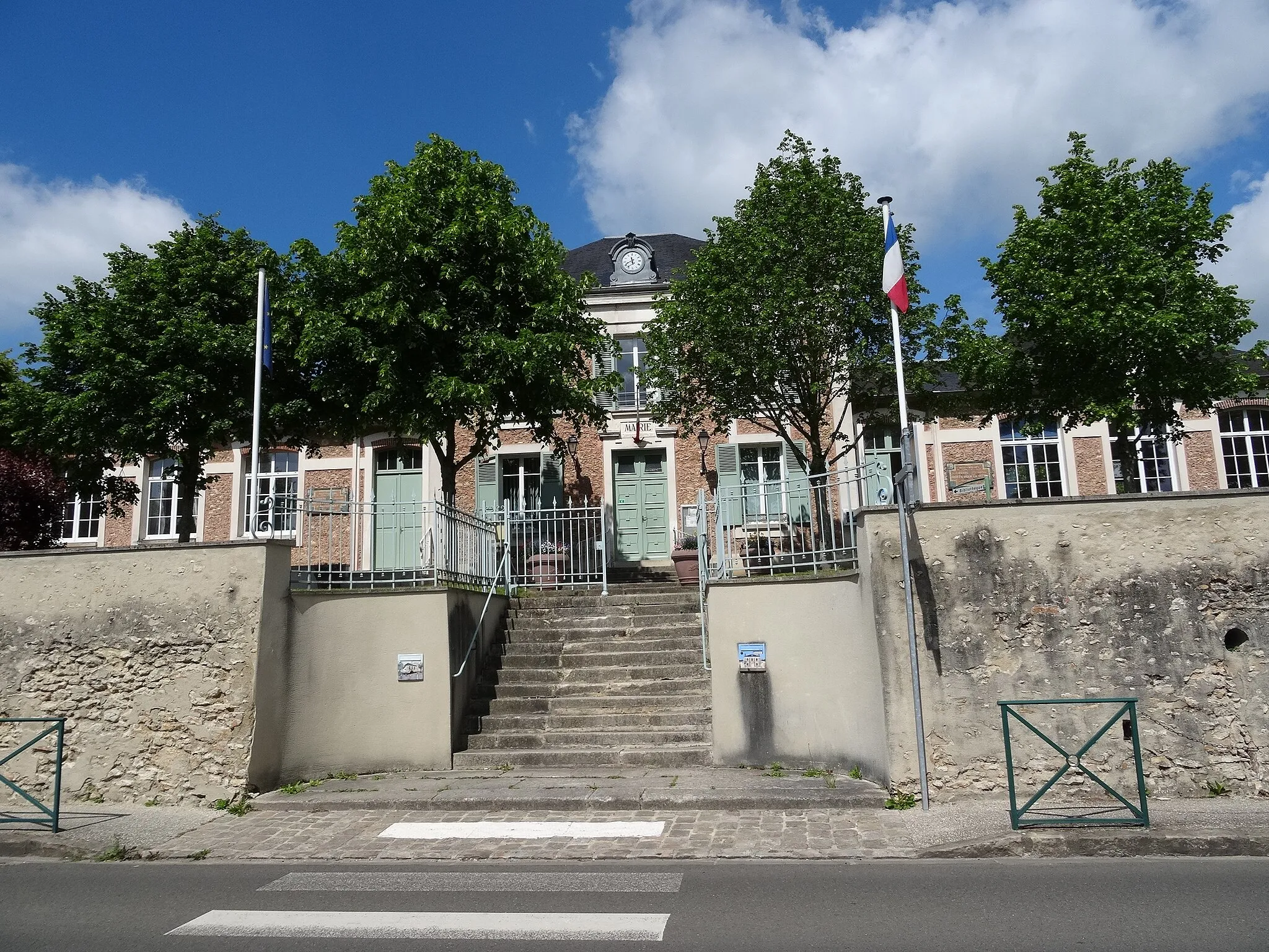 Photo showing: Mairie-école de la commune de Hermeray. (Yvelines, région Île-de-France).