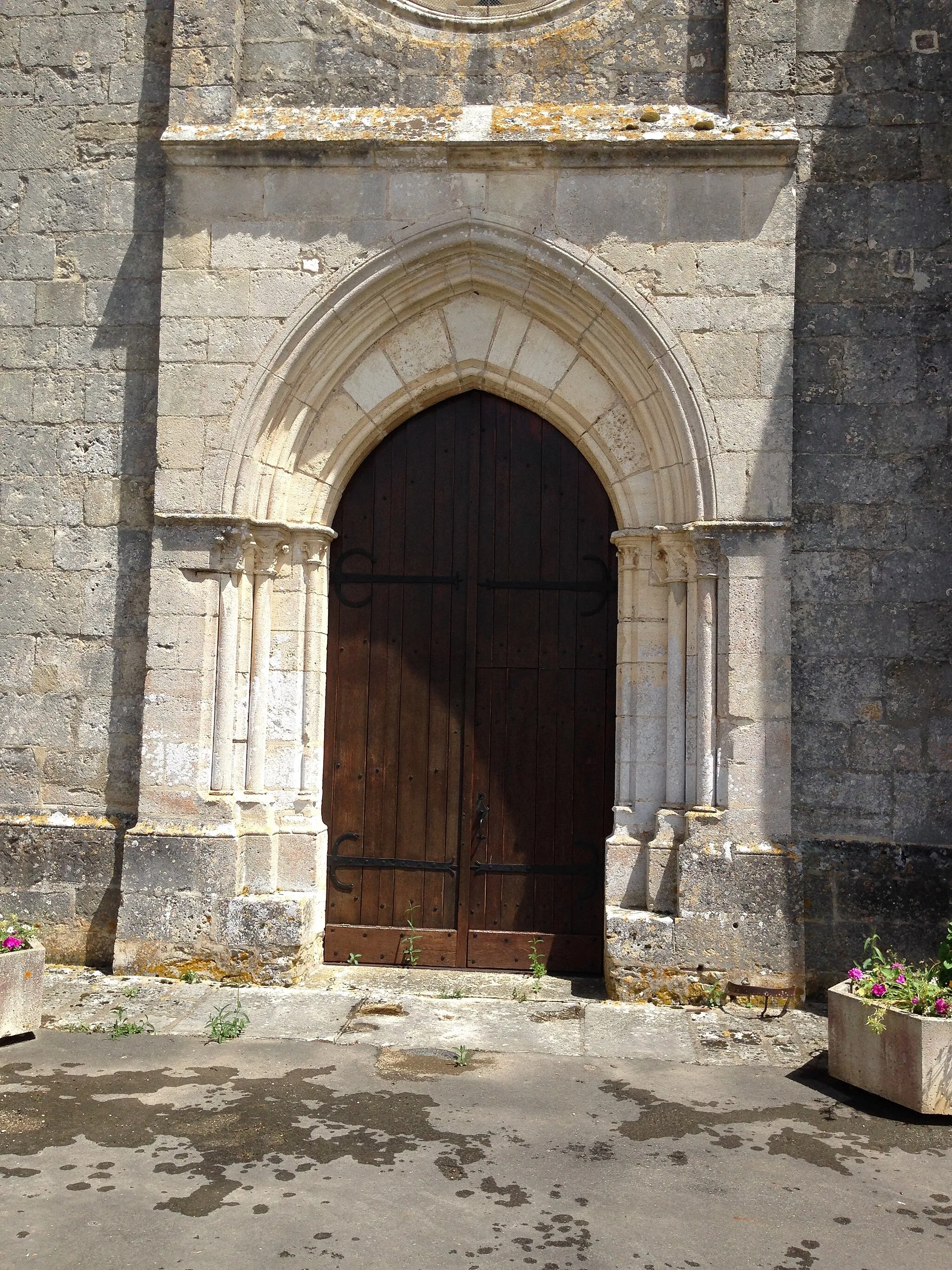 Photo showing: Portail de l'église Saint-Martin d'Ineuil