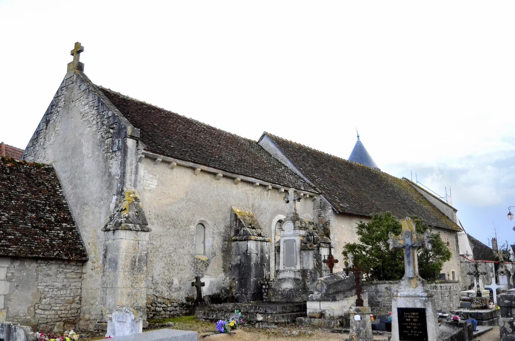 Photo showing: Vue générale de l'édifice du XIIe siècle, depuis le cimetière