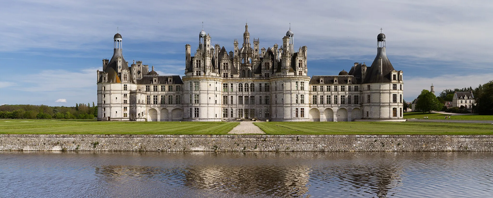 Photo showing: Northwest façade of Chambord castle. Built between 1519 and 1547 by François I, it was heavily extended afterwards by Henri II and Louis XIV to its final shape we know well today. Chambord castle is an example of Renaissance architecture. It is also the largest castle of the Loire valley, measuring 156m long and topping 56m height. A UNESCO world heritage site since 1981.