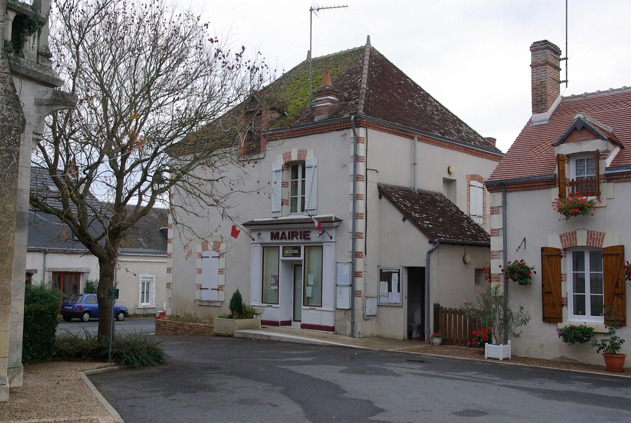 Photo showing: Thénioux, the mayor's office