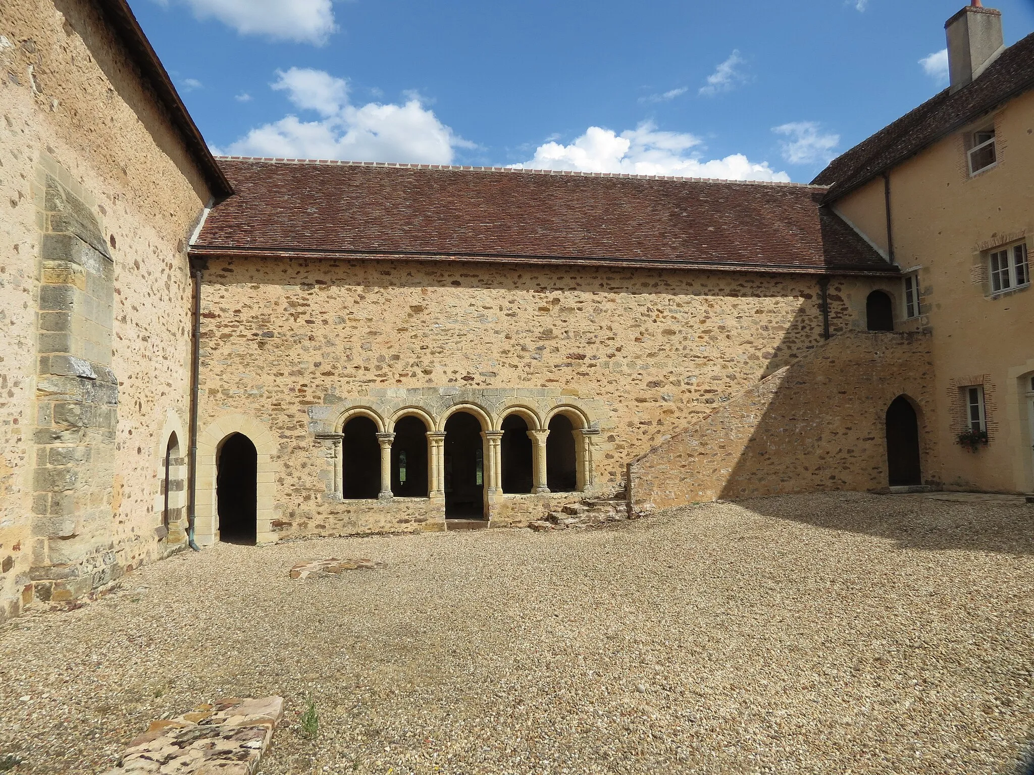 Photo showing: Grandmontine Priory Fontblanche, comm. Genouilly, Département Cher, France, inner courtyard, left priory church, front: chapter house, and right, former convent building