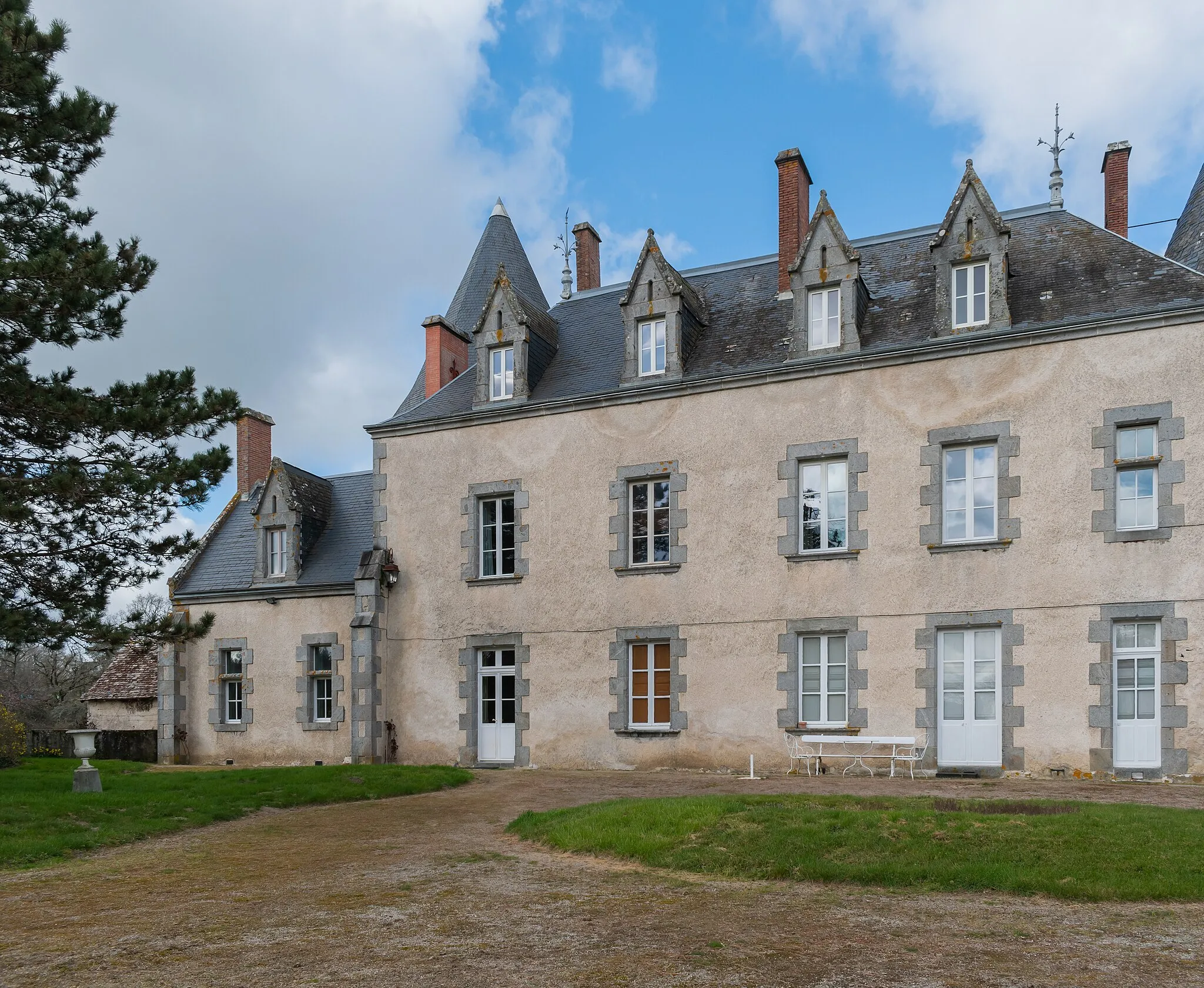 Photo showing: La Tour aux Paulmes castle in commune of Verneuil-Moustiers, Haute-Vienne, France