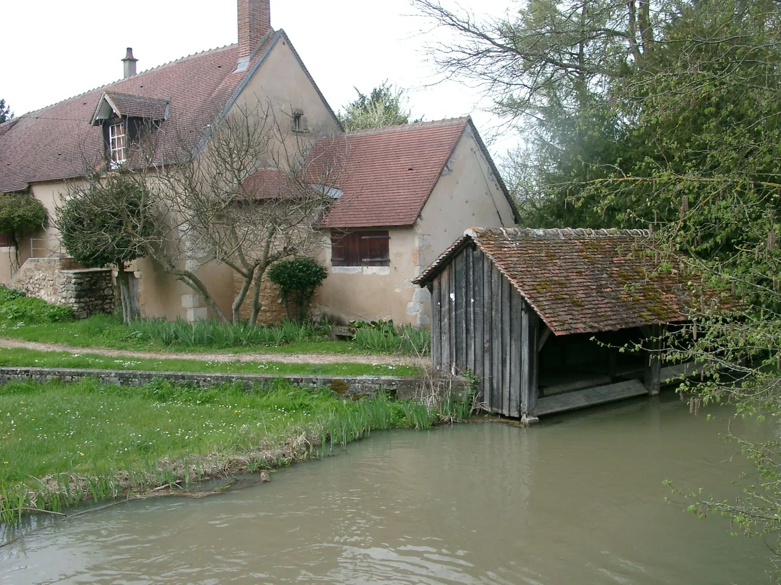 Photo showing: lavoir et ancien presbytère, au bord de la rivière Neuve à Chéry.