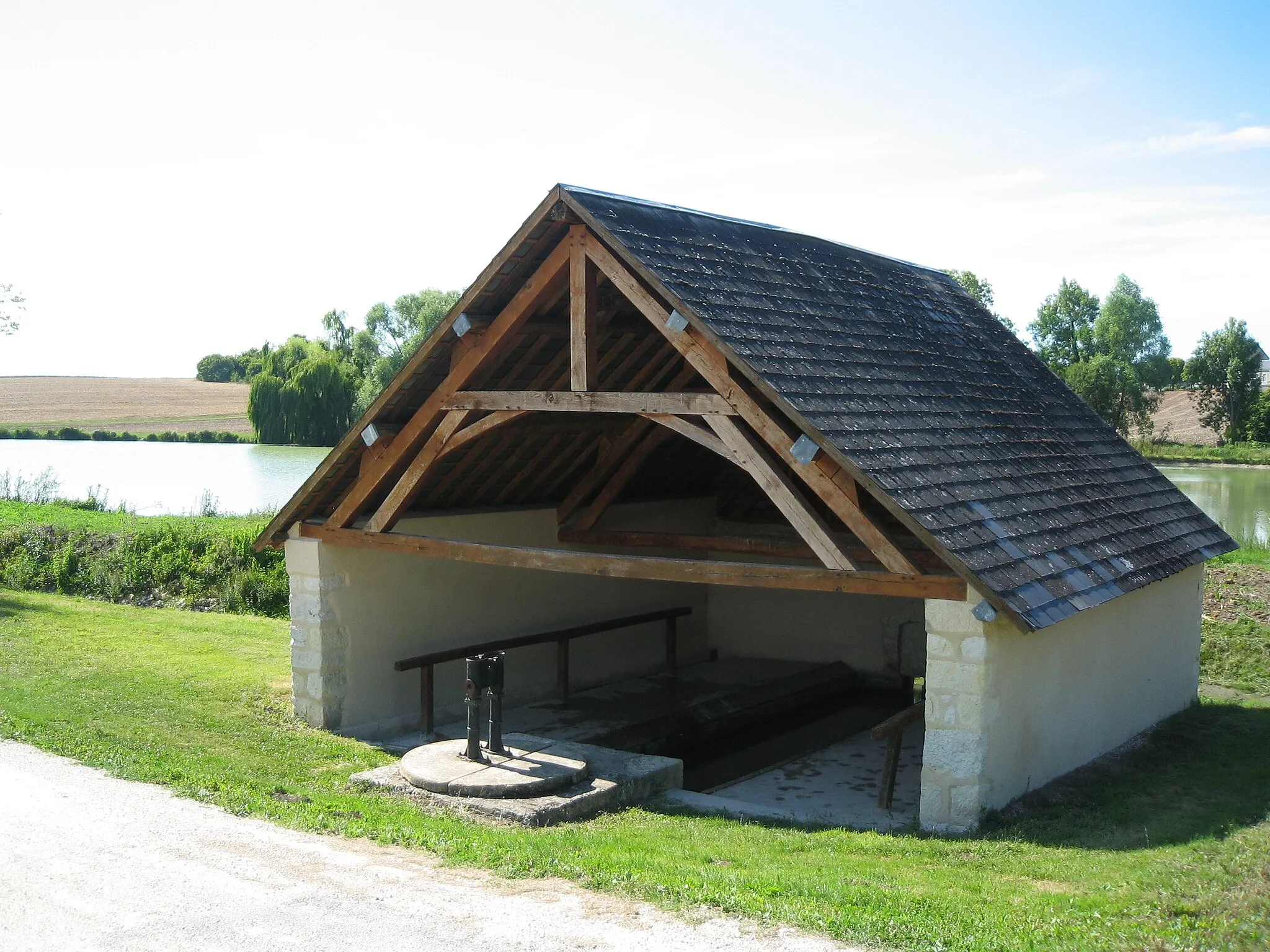 Photo showing: Lavoir, près de l'étang à Poisieux juste à l'entrée du village.