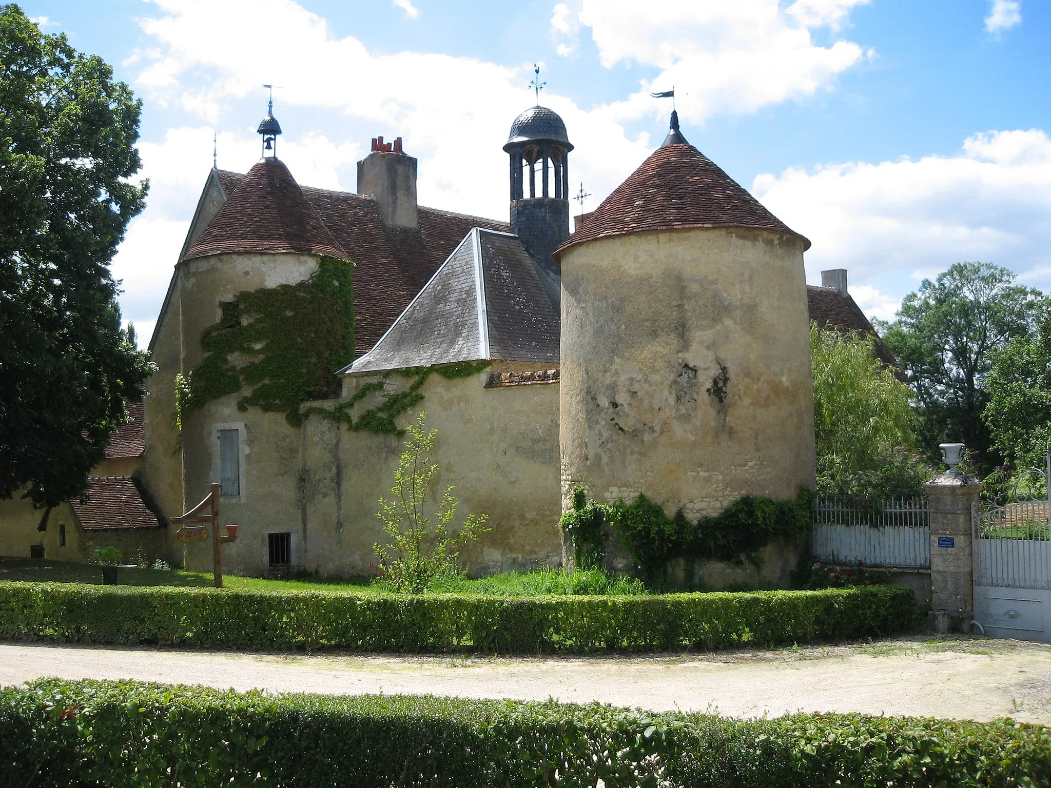 Photo showing: Vestiges d'un ancien château fort du XVème, au sud de Villeneuve sur Cher -18-.