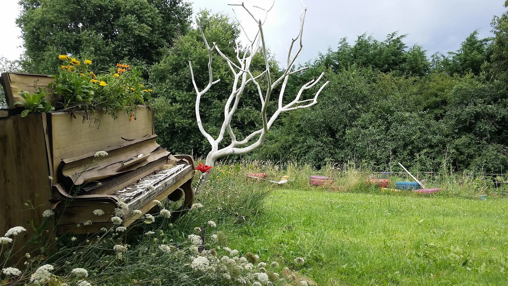 Photo showing: Piano outdoor since a year.