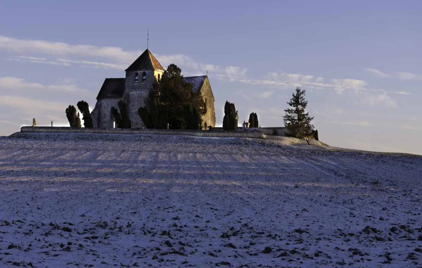 Photo showing: L'église au soleil couchant d'hiver.