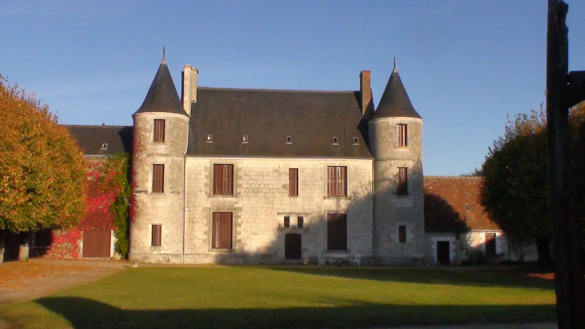 Photo showing: Milieu du XVe siècle
La Michelinière, située au milieu des bois non loin du prieuré du Grais, est un manoir de forme quadrangulaire, flanqué de deux tourelles à poivrières. Il était autrefois le siège d'un fief qui relevait d'Amboise. La façade principale est percée au centre d'une porte d'entrée Renaissance ornée de pilastre à chapiteaux. Au sud, un petit bâtiment contigu de deux pièces contient la cuisine qui comporte deux fours à pain et à pâtisserie ainsi qu'une ancienne magnanerie. Un cadran solaire en ardoise gravée d'inscriptions et d'armoiries date du milieu du XIXe siècle. Aux XVIIIe et XIXe,La Michelinière a eu plusieurs propriétaires, notamment les familles Petriot de Laluisant et d'Hermery, puis Gaston de Lauverjat.