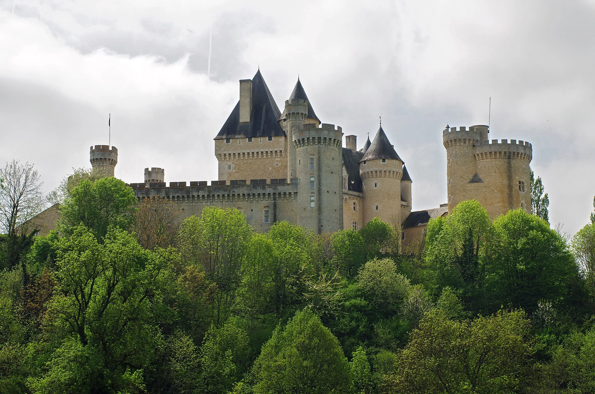 Photo showing: Le Pont-Chrétien-Chabenet (Indre).
Château de Chabenet.
L'imposant château de Chabenet domine la vallée de la Bouzanne.
Le château de Chabenet est un lieu de mémoire du protestantisme en Berry.

Le château a été construit pour Josselin Du Bois*, chambellan de Louis XI et seigneur de Montmorillon durant la deuxième partie du 15ème siècle.

Dès 1463, Josselin du Bois est mentionné comme seigneur de Chabenet; la construction du château fut achevée vers 1471. Il jouera un rôle important dans les luttes qui opposèrent Louis XI aux grands féodaux: les Armagnac, dont le duc de Nemours et les Bourbons.

Vers1480, le château est alors entouré de fossés larges de 8 toises (15,50 m). Il comprenait alors 14 tours et un donjon.
Josselin du Bois aura une dizaine d'enfant de trois unions dont François, issu de la troisième, seigneur de Chabenet (décédé vers 1530), qui épousa Jeanne Brachet. Son fils, Jean du Bois dit "le Rouge"*, dissipa la fortune familiale et fut fréquemment emprisonné; notamment à la conciergerie du Palais. En 1544, Jean Du Bois,"le rouge", petit fils de Josselin, enlève la fille du procureur des causes royales de Poitiers. Il est condamné à mort et se réfugie chez Aubert de Montjohan qui le cache. Profitant de la situation celui-ci acquiert le château.
Jean du Bois, "le Rouge",  céda donc le château en 1544 à Aubert de Montjohan.  La fille d'Aubert de Montjohan,  Catherine, deuxième épouse du huguenot Jean de Pons, seigneur de Plassac, cousin d'Henri IV, chambellan et conseiller d'Etat du roi de Navarre, l'apporta ainsi à son mari.
Le mobilier de la chapelle et le contenu de la bibliothèque laissent supposer qu'Aubert de Montjohan était déjà acquis aux idées de la Réforme. Cette lignée se poursuivit par Anne de Pons qui se maria trois fois et apporta successivement ses biens berrichons et Chabenet à ses trois époux, tous des Pierrebuffière. Le dernier de ses enfants, Charles de Pierrebuffière, proche de Gaston d'Orléans, mourra huguenot. Son arrière-petit-fils, Charles-Benjamin de Pierrebuffière, abjurera le protestantisme en 1685 à l'âge de 12 ans mais sa mère Catherine de Couraud, déjà veuve, maintiendra la foi protestante au château de Chabenet jusqu'à sa mort en 1735.
Pendant les guerres de religion, il appartient à la maison protestante Pierre de Buffiere. Ce château reste propriété protestante de 1585 à 1735.
Pris par la Ligue, puis reconquis par Henri de Navarre, le château de Chabenet fut étroitement associé à l'histoire du protestantisme berrichon de la région d'Argenton- sur-Creuse, place de sûreté accordée aux protestants par l'Edit de Nantes.
Cette place se rendit au Roi en 1620 et, l'exercice public du culte y ayant été supprimé, Chabenet accueillit dorénavant les fidèles des environs.
En 1635,ses défenses furent partiellement démantelées par Richelieu à la suite de l'Edit d'Alès*, mais plusieurs de ses tours, dont le donjon, gardent encore leurs charpentes d'origine,
L'histoire protestante du château se clôturera en 1735 avec l'abjuration de la dame de Chabenet, Catherine de Couraud, obtenue sur son lit de mort à l'âge de 94 ans.
Par la suite, et au travers de filiations féminines, Chabenet passera au marquis d'Asnières, au comte de Poix* puis à Joséphine de Boisé de Courcenay, décédée en 1924, dernière propriétaire descendant d'Aubert de Montjohan.
Vendu comme bien d’émigré en 1793, il est racheté en 1803 par la famille de Poix. Louis Thomas Benjamin Comte de Poix le fait restaurer en 1850 puis le lègue à sa filleule Joséphine de Boisé.
Ce domaine de près de 2 000 hectares qui va de Chabenet à la Rocherolles est acheté par M. Leclerc (charcutier), puis, en 1940 par M. Willeme* (industriel). M. Billon (Années 1970 : enduction plastique), M. Marek (années 1980 : école de langues) qui le restaura, M. Petrau (années 1990 : produits paramédicaux) et enfin Hapymag (années 2000 : séjours de vacances
Le bruit a couru, en 1996, que Michael Jackson aurait racheté le château de Chabenet, il semble que ce fut un canular. Quoi qu'il en soit, le château est actuellement propriété de la société de loisirs et vacances  Hapimag. Hapimag est une société par actions dont les actionnaires ne reçoivent pas de dividendes, mais un droit de jouissance des propriétés.

Josselin du Bois fut un fidèle du roi Louis XI qui avait apprécié ses services pendant son exil en Brabant. Après son accession au trône, en 1461, il le nomma capitaine de Montmorillon, maréchal de ses logis et bailli des Montagnes d'Auvergne et lui fit très autoritairement épouser en deuxièmes noces Anne Asse, de riche et noble lignée. Josselin du Bois était alors veuf d'une première union sans doute non noble. Après la mort de Louis XI et celle d'Anne Asse, Josselin du Bois se remariera en 1486 avec Marguerite de Pérusse des Cars, veuve descendant d'une très ancienne lignée. Il décédera en 1498.

Jean du Bois dit "le Rouge" aurait été surnommé le Rouge à cause d'un manteau rouge qu'il portait : "XXIII. Et en l'an auparavant, le Seigneur de Pringe, Aubert de Montjehan, sieur dudit Langon, bailla ledit Langon en  échange à un gentilhomme du Berry, nommé Jean Dubois, dit le Rouge, à cause d'un manteau rouge qu'il portoit. Les autres l'appeloient de Chabenet, et lequel lieu de Chabenet demeura en contre-échange audit Sieur de Pringe. Et durant que ledit Dubois étoit Seigneur dudit Langon, lui et ledit François Suzenet, Seigneur du Bois-Lambert, firent échange. C'est pourquoi tout le droit du grand four demeura audit Dubois et tout le droit de terragerie demeura audit Suzenet  et trois septiers et demi qu'il bailloit annuellement au Seigneur de Langon. Et lequel Seigneur de Langon nommé Jean Dubois , ne posséda qu'un an ou deux le Langon et, quant à ses moeurs et conversation, je me tais......" (Archives historiques du Bas-Poitou - Chroniques fontenaisiennes - Fontennay-le-Comte - 1841 - pp45 et 46) Édit de grâce d'Alès (28 juin 1629) : Après avoir vaincu les protestants à La Rochelle, Louis XIII publie l'édit de grâce d'Alès qui oblige les protestants du royaume à renoncer à leurs places de sûreté et au droit de tenir des assemblées. Willème est une marque française de camions. Créée après la Première Guerre mondiale en 1919 à Nanterre, la marque disparaîtra en 1960. Louis-François-Vincent, comte de Poix, Seigneur de Marécreux de la Noühe, de la Barre en Ciron, lieutenant-colonel d'infanterie, Chevalier de St Louis. Il épousa en 1769, Elisabeth de Pierre Buffière, dame de Chabenet. Il fût emprisonné pendant la Révolution à Châteauroux et mourut en 1814, au château de Marécreux. De cette union, il aura: Thomas-Louis-Benjamin, Baron de Poix, Chevalier de Malte en 1773 puis époux à Paris le 27 novembre 1810 de Joséphine d'Andigné de la Châsse. Les deux moururent au château de Chabenet après avoir eu :
Louis-Thomas Benjamin, comte de Poix, Châtelain de Chabenet, mort sans alliance en 1878 et Marie-Louise-Léontine de Poix, qui épousa le Comte Stanislas de Boisé de Courcenay.
De cette dernière union , naquit, vers 1840,Joséphine de Boisé, qui devint ainsi l'héritière du château de Chabenet, à la mort de son oncle.Elle même mourut à l'âge de 84 ans sans héritiers directs. Sa succession fera l'objet d' un contentieux juridique dont la presse se fera l'écho.

(H. Alain Brissaud a achevé en 1996 une importante étude sur Josselin du Bois et le château de Chabenet intitulée "Six siècles à Chabenet". L'exemplaire que l'auteur a remis à la Bibliothèque de la Société d'Histoire du Protestantisme Français est conservé sous la cote br. 110.)