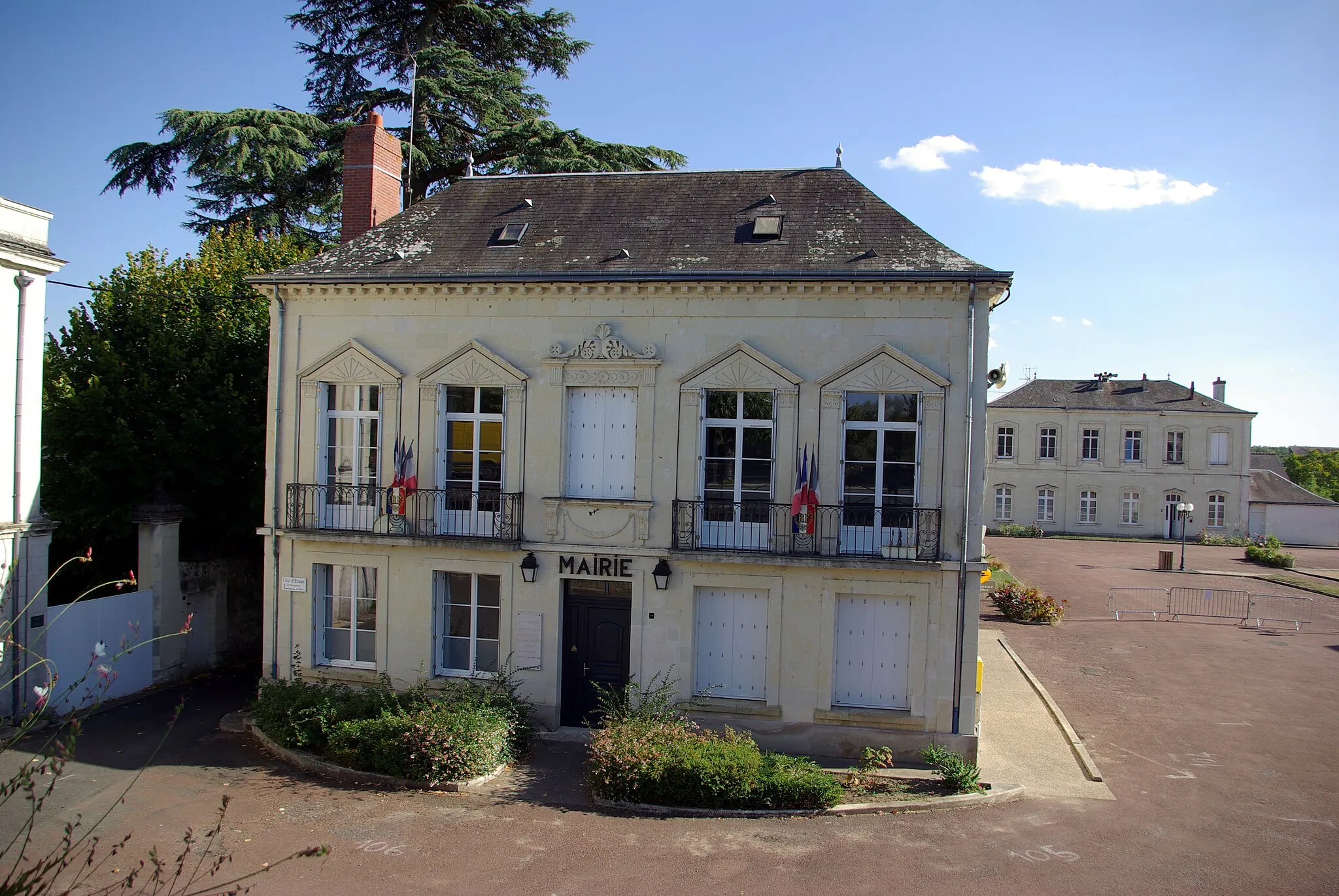 Photo showing: Mairie de Bréhémont.