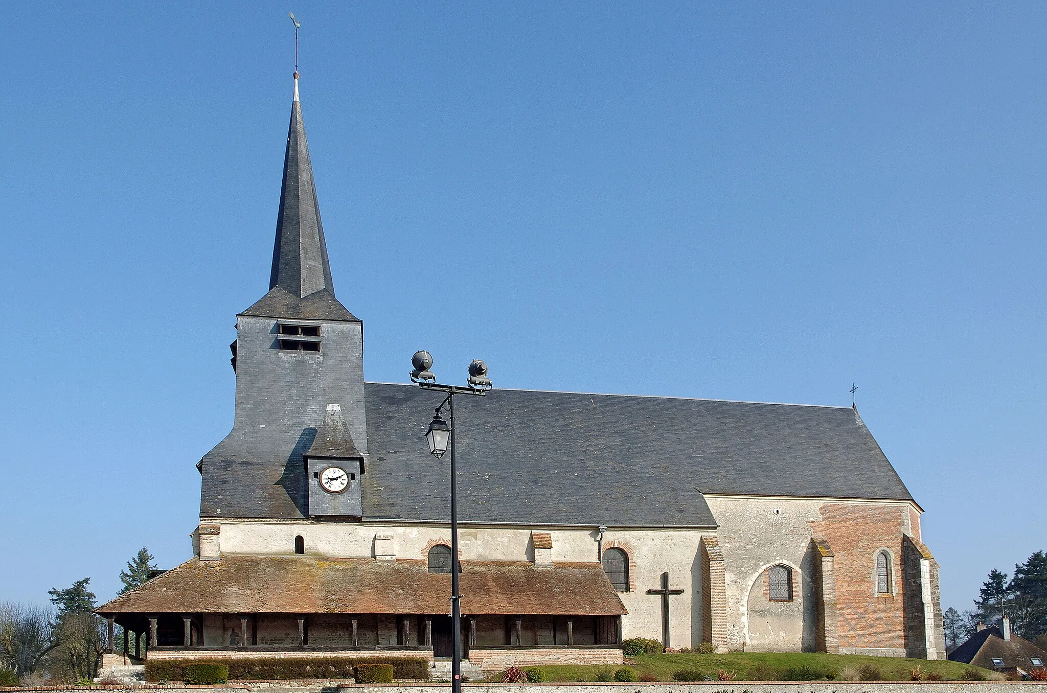 Photo showing: Brinon-sur-Sauldre (Cher).
L'église Saint-Bathélemy, du XIIe siècle, est pourvue d'un "caquetoire".

Le "caquetoire" est une galerie extérieure, souvent en façade, mais ici égamlement sur une partie de la face sud. Ce "caquetoire" remonte au XVIème siècle, après l’affranchissement des habitants.