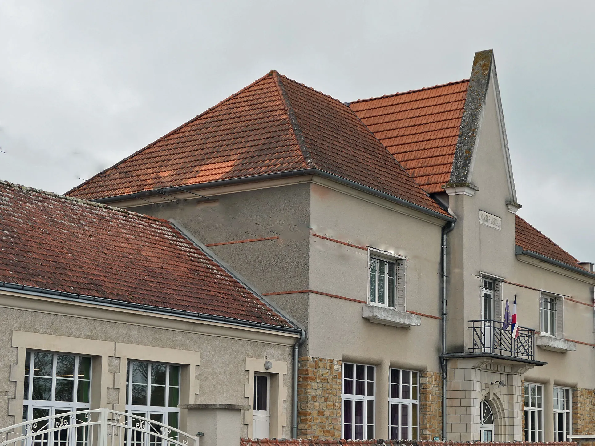 Photo showing: vue partielle de la façade de la mairie couverte en tuiles