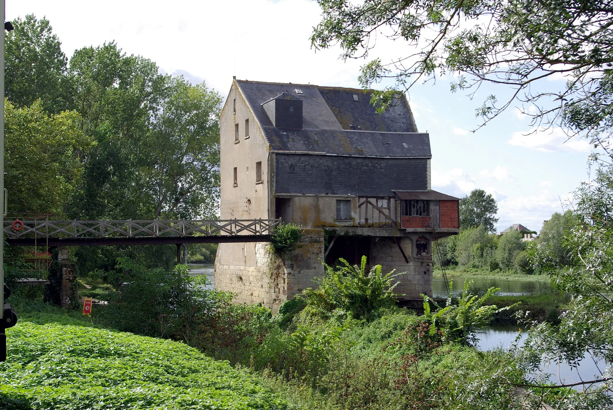 Photo showing: This building is inscrit au titre des monuments historiques de la France. It is indexed in the base Mérimée, a database of architectural heritage maintained by the French Ministry of Culture, under the reference PA37000019 .