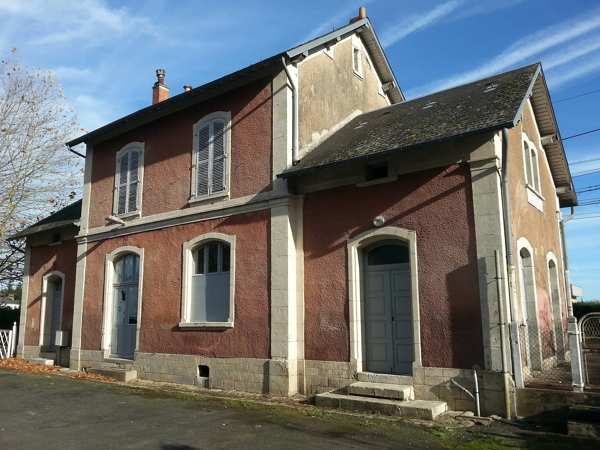 Photo showing: Gare de Lothiers (36) : L'ancien bâtiment voyageurs.