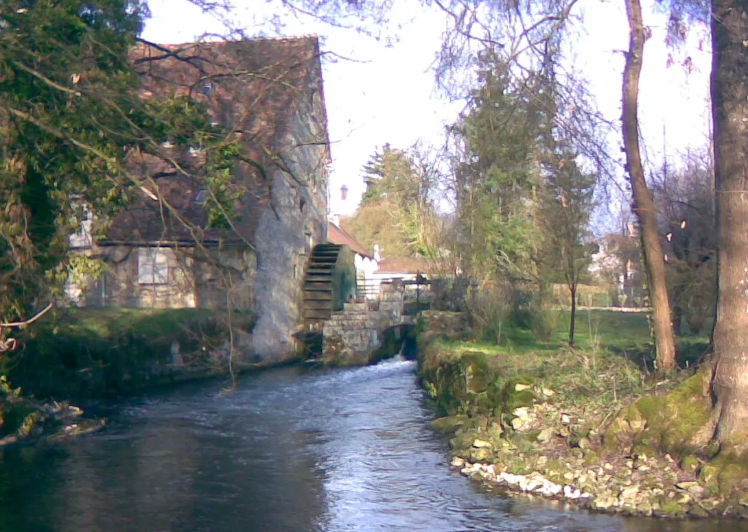 Photo showing: Watermill with its wheel on its right wall, moved by the river Clery and its left bank on the right of the picture