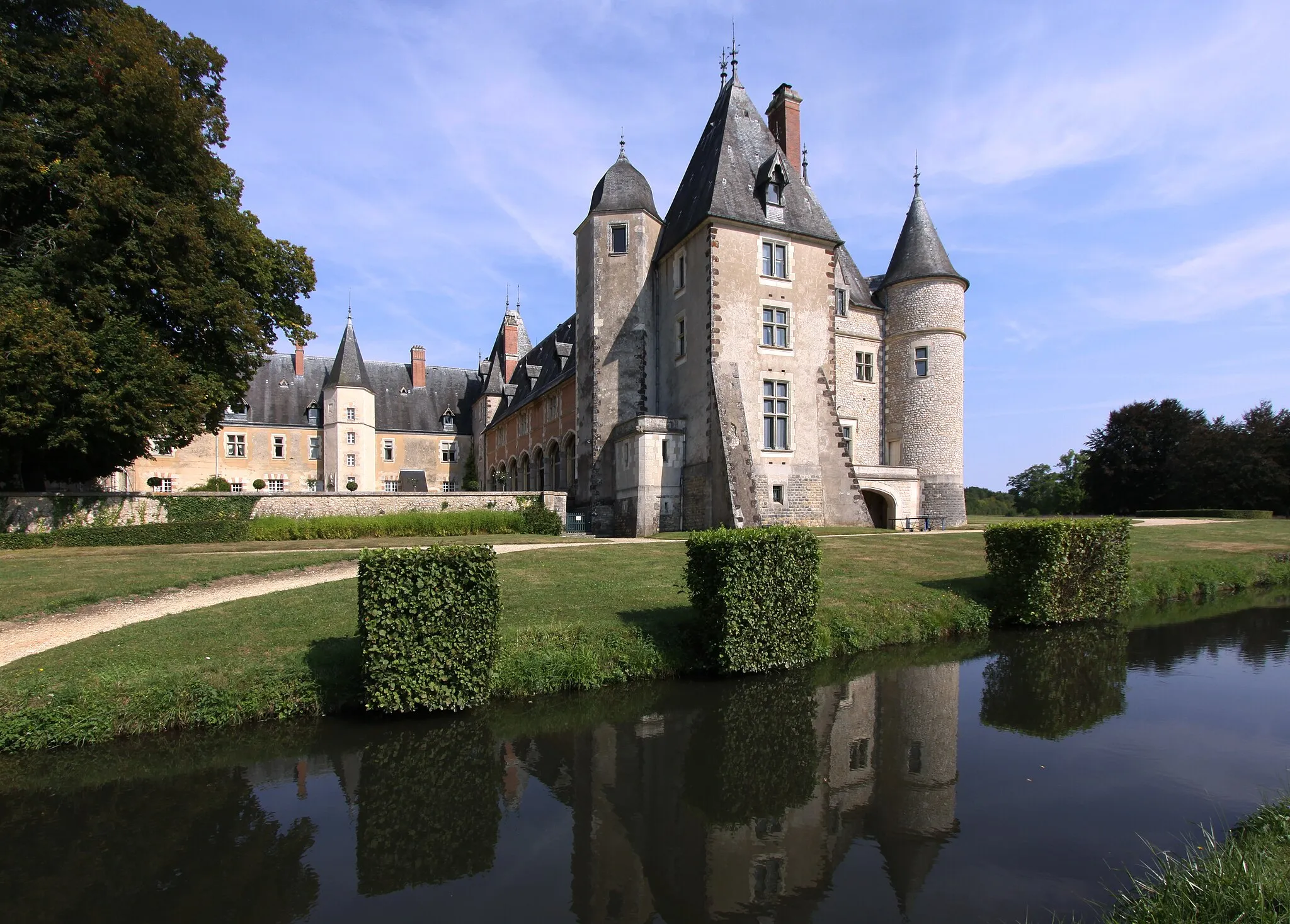 Photo showing: Schloss La Verrerie im französischen Département Cher - Blick in den nach einer Seite hin offenen Schlosshof