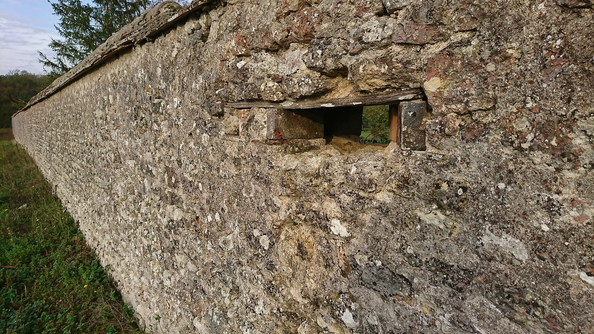 Photo showing: Meurtrière dans un mur du château de Goury, où les troupes allemandes se sont retranchés lors de la bataille de Loigny