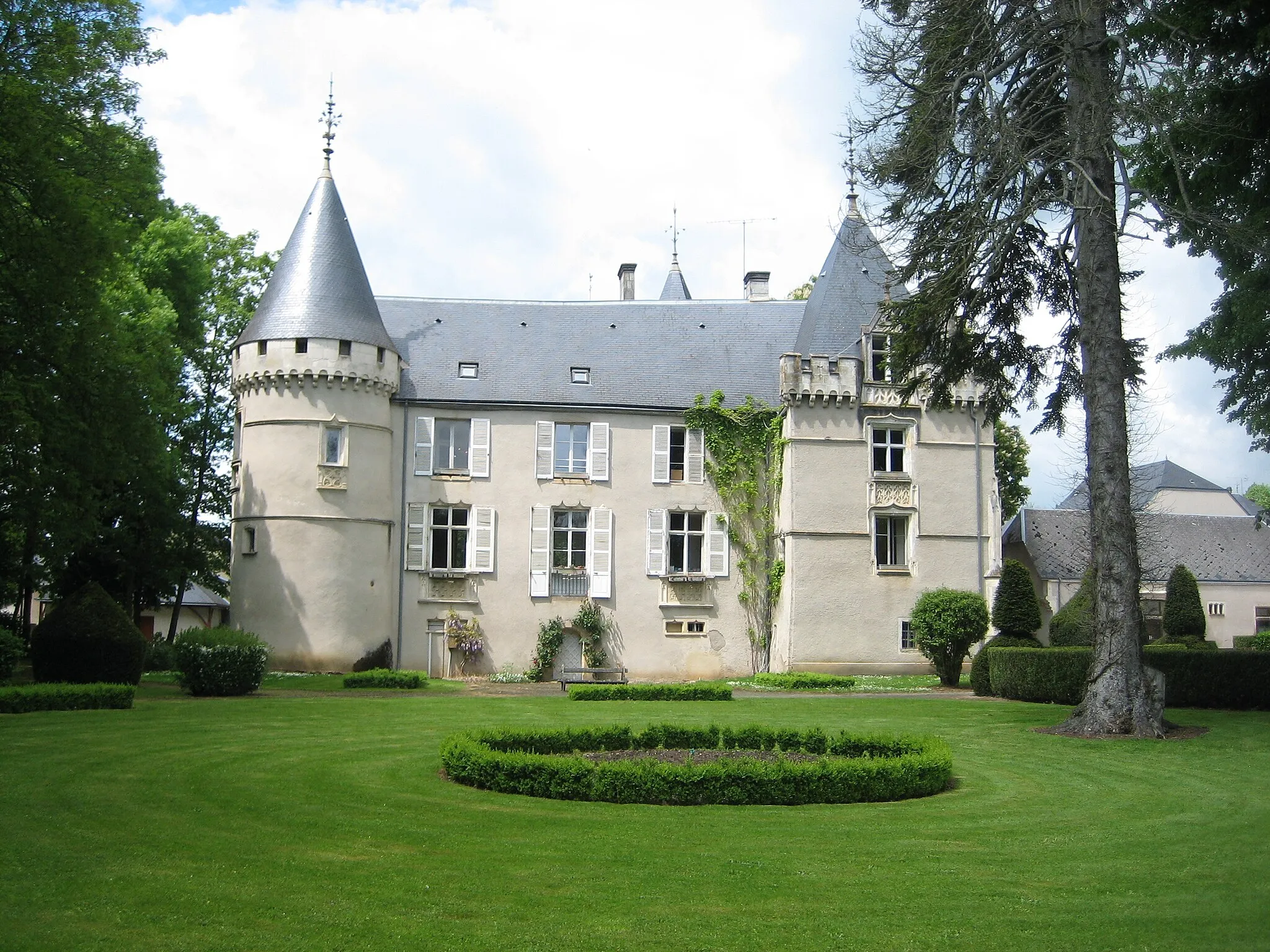 Photo showing: Ce château, où habitait Solange Clésinger, fille de George Sand, est maintenant la mairie de Montgivray