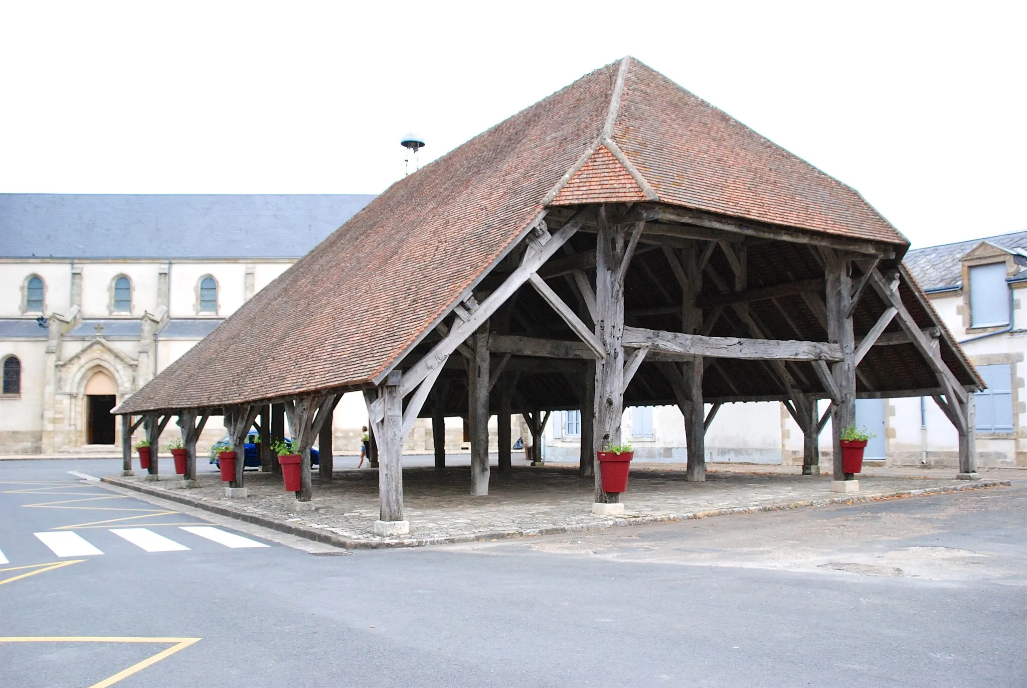 Photo showing: Halle: bâtiment rectangulaire du 18ème avec un toit à quatre pans moins un, le côté sud ayant été très remanié