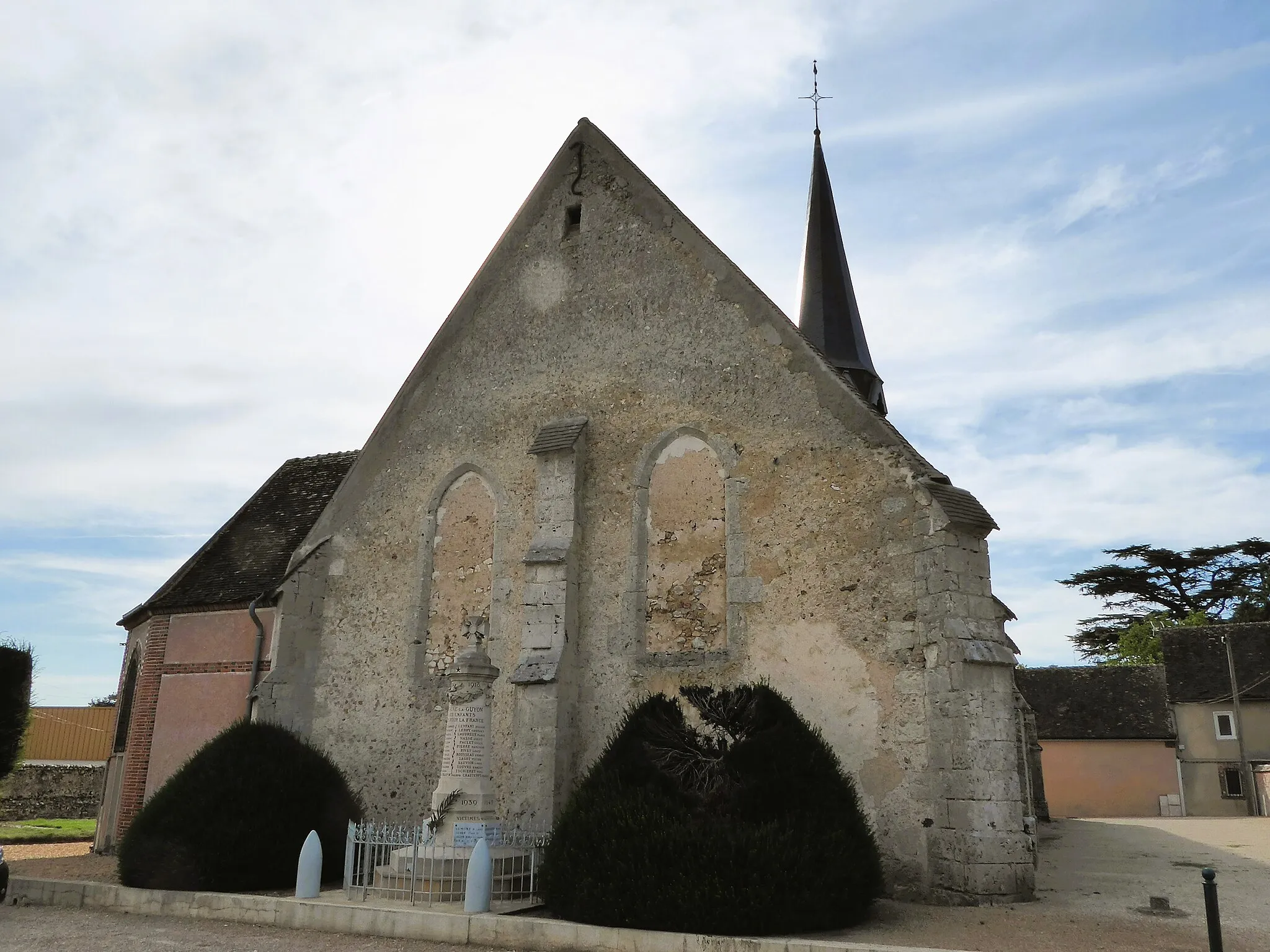 Photo showing: Chevet de l'église Saint-Martin de Fontaine-la-Guyon, Eure-et-Loir, France.