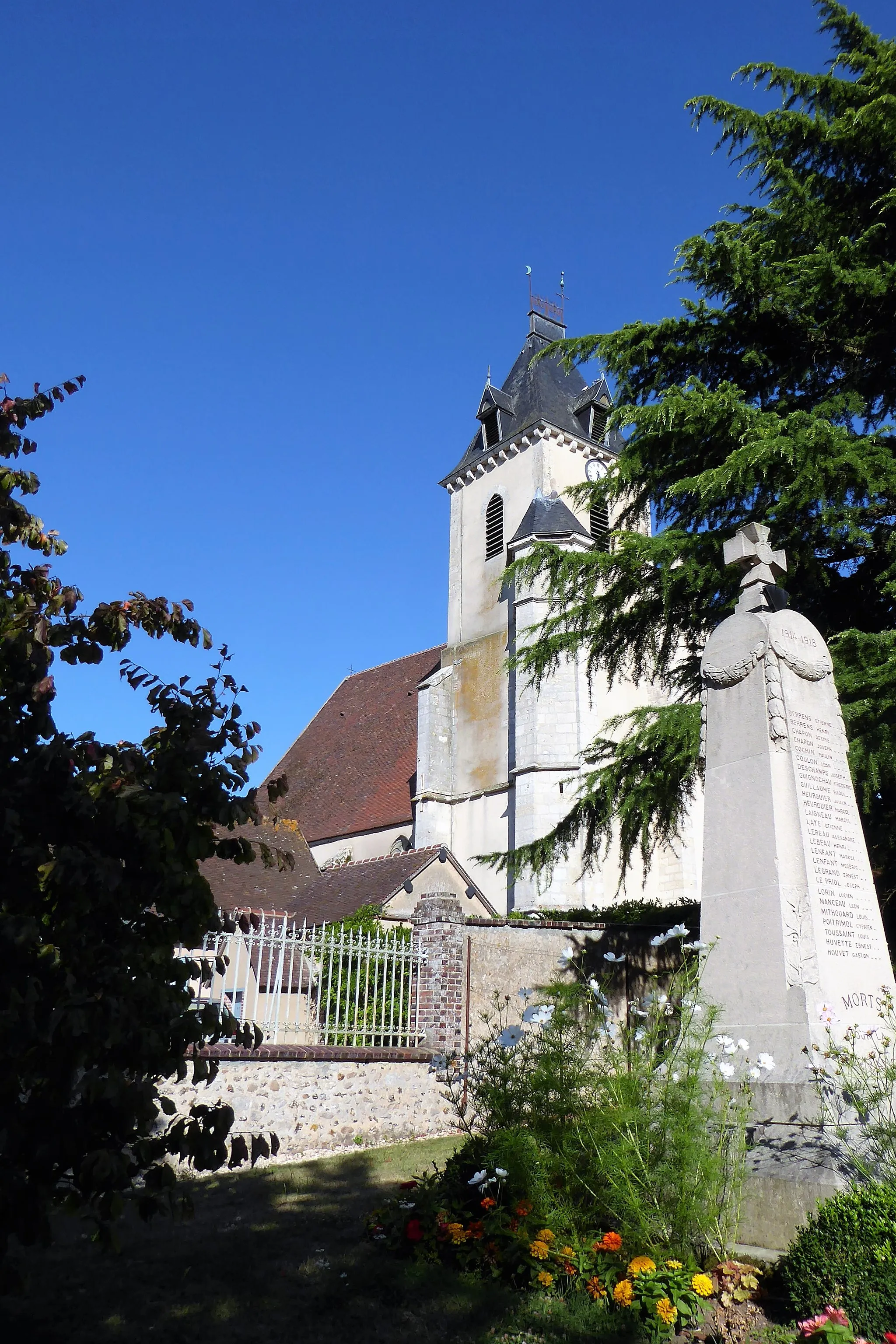 Photo showing: église Saint-Hilaire et monument aux morts, Thivars, Eure-et-Loir (France).