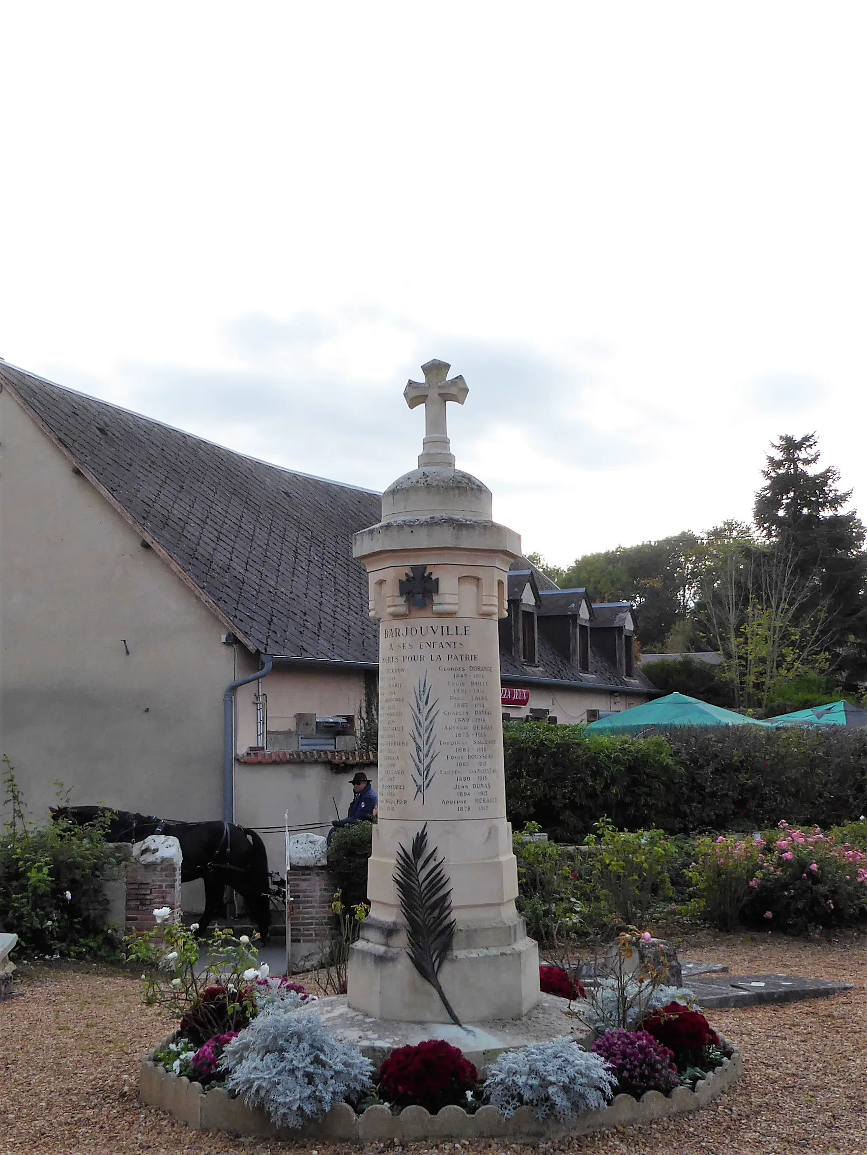 Photo showing: monument aux morts, Barjouville, Eure-et-Loir, France.
