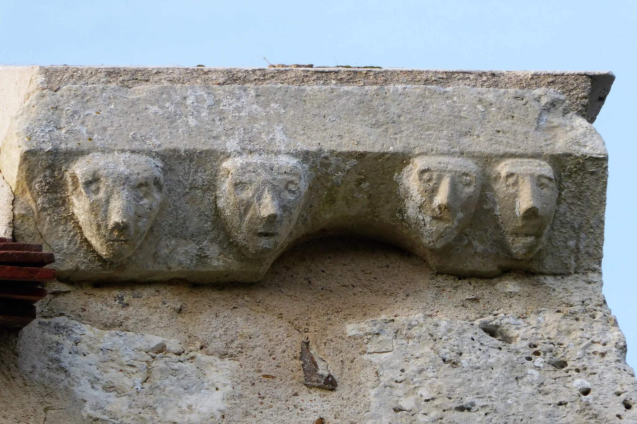 Photo showing: modillons sculptés de grotesques, église Saint-Jacques, Barjouville, Eure-et-Loir, France.