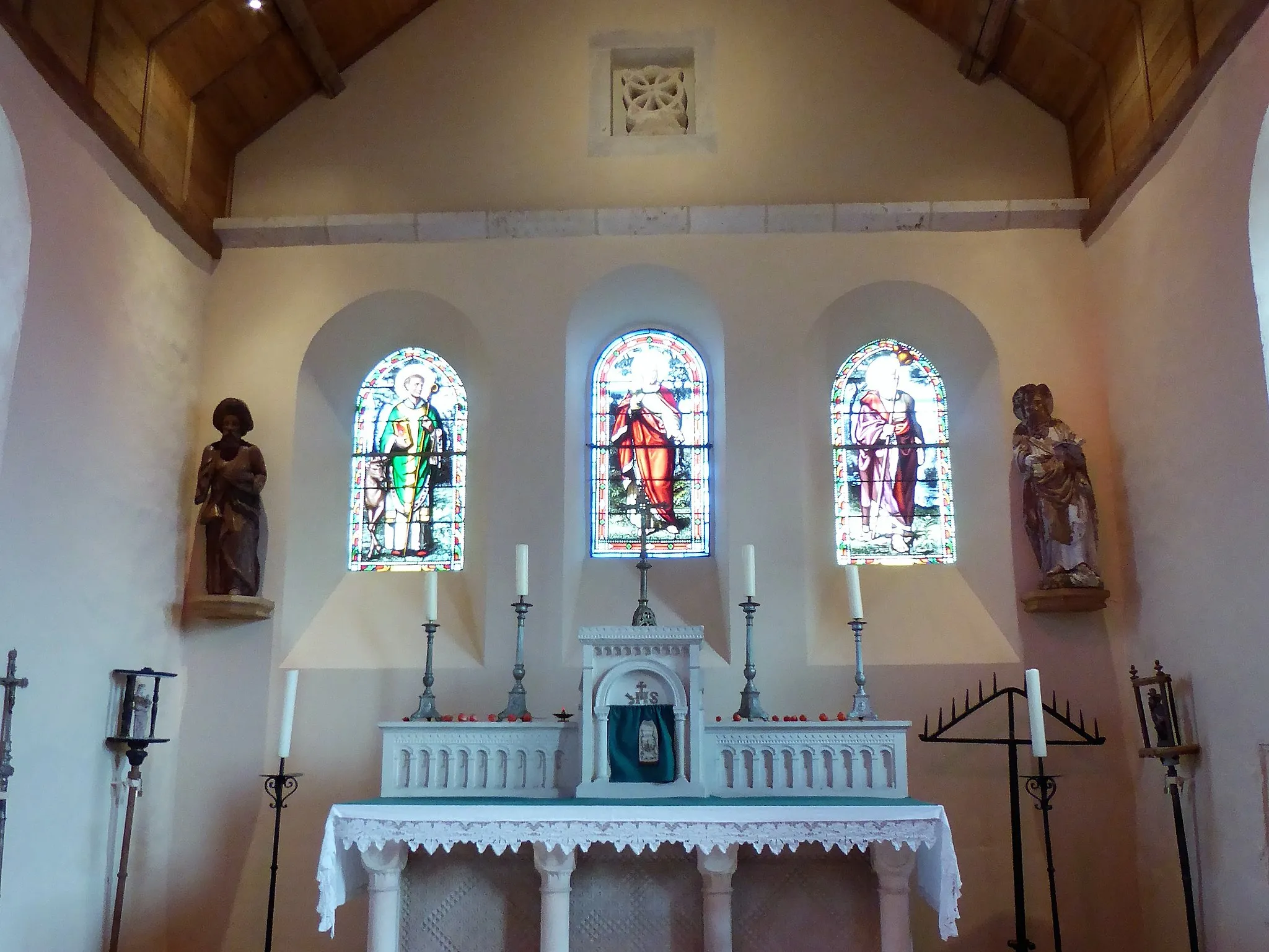 Photo showing: chœur et mur de chevet, église Saint-Jacques, Barjouville, Eure-et-Loir, France.