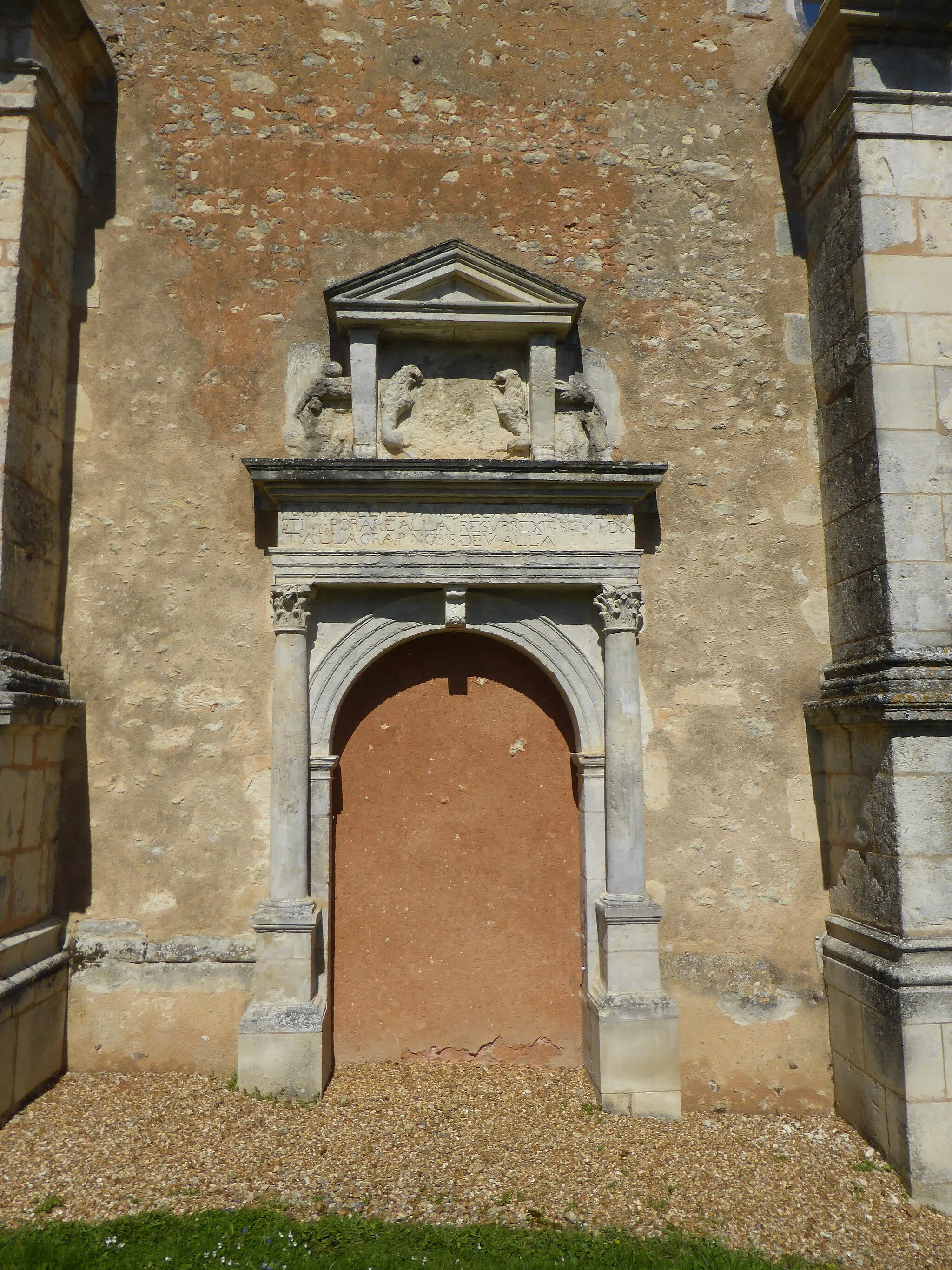Photo showing: Porte renaissance de l'église de Vichères, en Eure-et-Loir. Cette porte est murée.