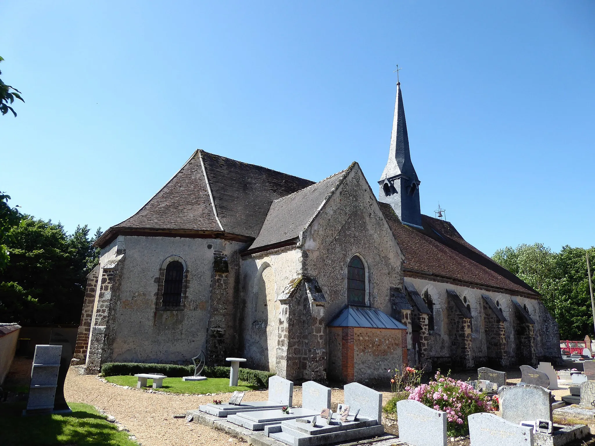 Photo showing: Chevet et mur nord de l'église Saint-Rémi de Vérigny, Eure-et-Loir, France.