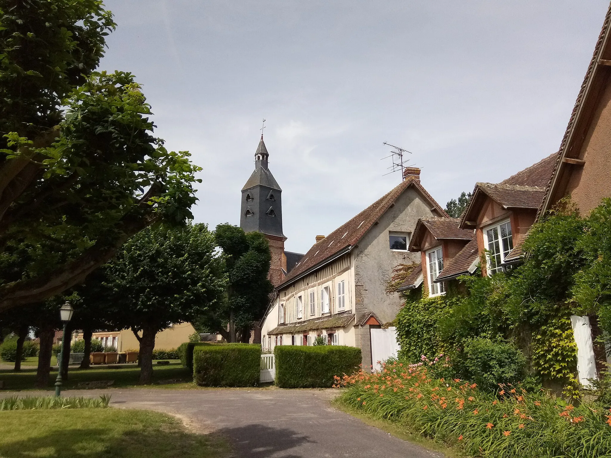 Photo showing: Place de l'église à Tremblay-Le-Vicomte