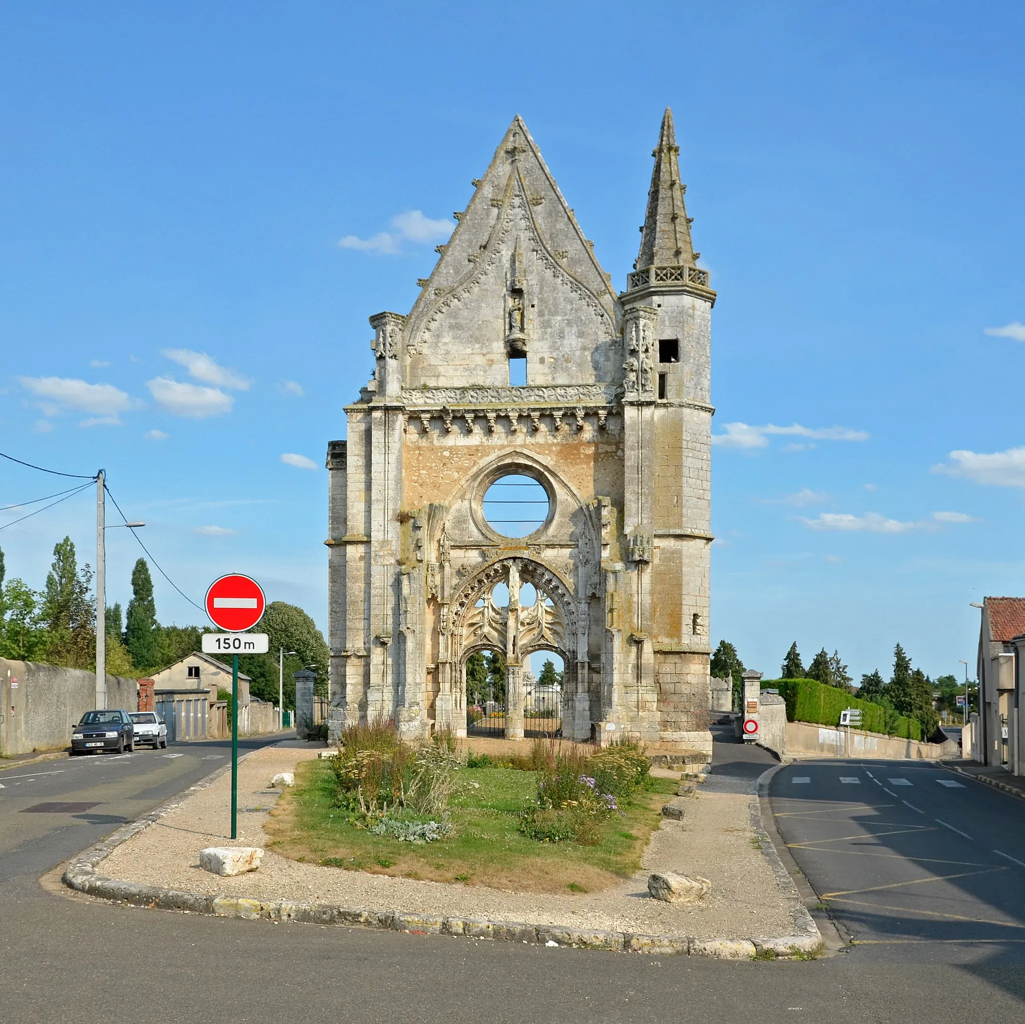 Photo showing: Facade of Notre-Dame du Champdé chapel, now the gate of Champdé cemetery - Châteaudun, France