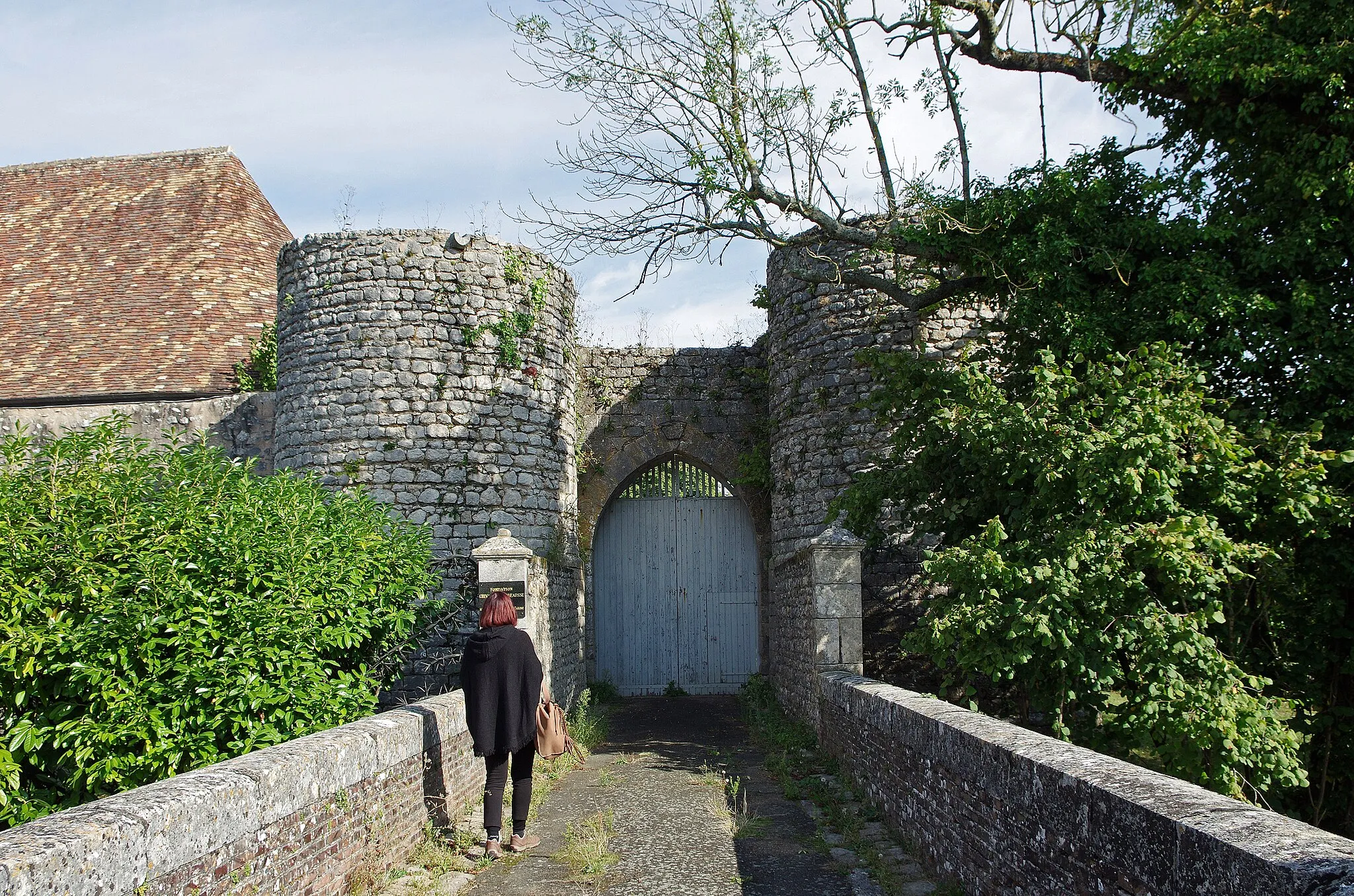 Photo showing: Alluyes (Eure-et-Loir)
Le château féodal (XIIIe).
Il était protégé par une enceinte fortifiée garnie de plusieurs tours.
Le donjon a été construit sur une ancienne motte. Il mesure une trentaine de mètres de haut, son diamètre étant d'un peu plus de 14 m. Les murs peuvent mesurer jusqu'à 3 m d'épaisseur. L'accès qui s'ouvre à 9m du bas, devait déboucher sur le chemin de ronde de la muraille. Il est dans le style de construction des tours philippiennes (de  Philippe Auguste); tour circulaire et voute d'ogive pour les étages. La tour d'Alluyes est sans fondements et simplement posée sur le sol.
La poterne est le seul vestige de l'entrée fortifiée et du pont levis.
La chapelle fut construite au XVe siècle, elle fut sanctifiée en 1473.

Grégoire de Tours, dans ses annales (chap. 44), rapporte que Chilpéric, poursuivi par Sigebert et Gontran en 576, se retrancha dans le Perche, à Alluye*, où il fit la paix*. (En réalité il s'agit plus probablement de Gontran et des troupes de Sigebert, ce dernier ayant été assassiné en décembre 575, à moins qu'il ne s'agisse pas de 576, mais de 574).
Vers 849, les Normands ayant détruit l'abbaye de Saint Père, Hélie, évêque de Chartres les repoussa, et pour remercier des militaires qui l'avait servi, leur donna des possessions de cette abbaye qui sont les bourgs d'Alluye, Brou, Authon, La Bazoche,  et Monmirail. Qui seront plus tard les cinq baronnies du Perche Gouët (Histoire de Chartres).
Un certain Hugues, seigneur d'Alluye est mentionné comme témoin d'une donation faites par Leudegarde de Vermandois à l'abbaye de Saint-Père-en-Vallée de Chartres, le 5 février 978. C'est le premier seigneur d'Alluyes dont on ait la trace écrite*. Il était peut-être vassal de Leudgarde de Vermandois, veuve de Thibaud "le Tricheur" comte de Blois, Chartres et tours, mais aussi de l'évêque de Chartres.
Au milieu du XIe siècle un seigneur local du nom de Guillaume Gouët, seigneur de Montmirail, Authon et La Bazoche, se marie avec Mathilde d’Alluye*, dame de Brou et d'Alluye,  et devient par cette union également seigneur d’Alluye et Brou*.
Guillaume II Gouët dit "Le Vieux"*, fils de Mathilde d'Alluye et Guillaume Gouët, succédera comme seigneur d'Alluyes. Puis Guillaume III Gouët d'Alluye dit "Le Jeune", fils du précédent et de Eustachie Crespon. Guillaume IV Gouët d'Alluye, fils du précédent, laissera une héritière: Mathilde d’Alluyes (1153 à Tours - après 1180) qui épousera Henri ou Hervé III de Donzy* en 1169 (c'est le troisième mariage du baron de Donzy).
Après la mort de Mathilde d'Alluyes en 1180, Alluyes passera dans la famille Donzy par son époux Hervé III baron de Donzy.
On peut très probablement attribuer à Hervé IV de Donzy* (comte de Nevers, seigneur de Cosne, seigneur de Saint-Aignan-sur-Cher), la mise en eau des fossés du château et de la basse-cour par détournement du cours du Loir*.
Agnès de Donzy (1202 - 1225) succédera à son père Hervé IV. Seule héritière, elle épousera Philippe de France, fils du futur roi de France Louis VIII dit "Le Lion"*. Philippe mort un an après son mariage, Agnès se remariera avec Guy III de Châtillon*. Elle mourut en couches de son deuxième enfant, Gaucher de Châtillon qui survécut.
La construction du donjon débute probablement vers 1230. Les constructions semblent être achevéée avant 1250, par Gaucher de Châtillon.  Gaucher de Châtillon perdit la vie à Damiette en 1250.
La soeur de Gaucher de Châtillon mourut en 1254 et laissa le Perche-Gouët à sa fille Mahaut. Mahaut (Mahaut II de Dampierre) épousa Eudes fils du duc de Bourgogne en 1248. Elle mourut en ayant suivi son époux à la croisade, à Saint-Jean d-Acre, en 1262. Eudes à son tour meurt, le 4 août 1266. La cadette des filles, Marguerite (Marguerite de Bourgogne) hérite du titre de comtesse de Tonnerre et hérite du Perche-Gouët et d'autres fiefs (L'aînée est faite comtesse de Nevers, la puinée devient comtesse d'Auxerre).
Marguerite de Bourgogne (1250-1308) épousa en 1268, Charles de France, comte du Maine, d'Anjou, et de Provence. Il était frère de Saint-Louis. Avec l'accord du Pape, Charles fit assassiner le prétendant au royaume de Sicile et devint roi de Sicile sous le nom de Charles Ier. Marguerite s'installa à Naples. Le lundi de Pâques 1282 (30 mars), à l'heure des Vêpres, une révolte éclate à Palerme, 8000 soldats français sont massacrés et Charles est chassé de l'île. Il s'en suivit une séparation du royaume de Sicile en deux parties : La Sicile insulaire et le royaume de Naples péninsulaire*. Charles meurt à Foggia en Italie, en 1285, Marguerite retournera dans son domaine de Tonnerre ou elle décèdera le 4 septembre 1308. Par testament, elle cède ses cinq baronnies (Alluyes, Brou, Authon, La Bazoche et Montmirail), à son neveu Robert de Cassel*.
De 1342 à 1418, Alluye passera chez les comtes de Bar, par alliance (en 1340) de Yolande de Cassel (Yolande de Flandre-Cassel) avec  Henri IV comte de Bar et seigneur de Puisay. Robert Ier de Bar succédera comme seigneur du Perche-Gouët (Alluyes, Brou, Montmirail, Auton, La Bazoche) et autres lieux. Un Jean de Bar, seigneur d'Alluye et autres lieux, fut tué à Azincourt le 25 octobre 1415.
Pendant la Guerre-de-Cent-Ans, le château fort a été occupé par les Anglais*.
Louis de Luxembourg*, seigneur d'Alluye par sa femme Jeanne de Bar, ayant adhéré à la cause anglaise, sera dépossédé du château au profit de Charles V d'Anjou. Celui-ci y recevra Louis XI en 1463 et fera bénir la chapelle castrale, Saint-Nicolas, en 1479.
A la Renaissance, en 1505, Florimond Robertet d'Alluyes (1457-1533), Trésorier de France du roi Charles VIII, Secrétaire d'etat sous Louis VII, puis administrateur du royaume sous François 1er, acquiert les baronnies d’Alluyes et de Brou. Il fera rénover le château. Bien qu'enrichit considérablement par les rois qu'il servit, Florimond Robertet mourut paisiblement dans son lit, ce qui était rare à l'époque pour un secrétaire au Trésor*. Les Robertet se succéderont, puis le fief d'alluyes passera par héritage, chez les Babou de la Bourdaisière*.
A la fin du XVIe siècle, Henri IV, rencontra à Alluyes la belle Gabrielle d'Estrées, arrière-petite-fille de Florimond Robertet. A partir de 1591, il revint plusieurs fois à Alluyes pour rendre visite à sa maîtresse. Henri IV fit de la baronnie d'Alluyes un marquisat. C'est  Isabelle Babou qui obtint en 1603 que la  baronnie d'Alluyes fut érigée en marquisat (et la châtellenie d'Auneau en baronnie). Un descendant des Babou serait Louis XV, d'après lui-même*  Isabelle Babou, fille de Jean Babou et Françoise Robertet, dame d'Alluyes, était l'épouse de François d'Escoubleau, marquis de Sourdis.
Le 30 octobre 1633,  le maréchal de Châtillon remit les gouvernements d’Orléans , du pays Chartrain , du Blaisois , du Vendômois , & du Dunois ,entre les mains de sa majesté , qui en pourvut M. Charles d’Escoubleau , chevalier des ordres du roi , marquis de Sourdis & d’Alluye , & y ajouta le château d'Amboise (Histoire de Chartres).
En 1679, à l'apogée du règne de Louis XIV, éclatait la sordide affaires des poisons. Parmi "la clientèle des officines de poison et de mort, les accusés ne faisaient pas que mentionner quelques blanchisseuses, fripières, vinaigrières ou cabaretières, battues par leur ivrogne de mari, voire quelques gentilshommes déclassés tombés dans la débauche, mais de puissants et riches robins, membres des cours souveraines, des gens titrés, nobles de vieille souche, aristocrates de haut rang, et parmi eux les plus grands noms de France : Olympe Mancini,(...) la princesse de Tingry, les duchesses d’Angoulême, de Bouillon, de Vitry, de Vivonne, le maréchal-duc de Luxembourg, les ducs de Vendôme et de Brissac, la marquise d’Alluyes, les marquis de Cessac, de Feuquières et de Termes, la comtesse du Roure, la vicomtesse de Polignac…"(L'affaire des Poisons - Jean-Christian Petitfils).
La baronnie d'Alluye, devenu marquisat sous François d'Escoubleau, restera dans la famille pendant plus de 100 ans, puis sera vendue par décret à Jean, marquis de Gaffion*. Sa fille Jeanne de Gaffion, comtesse de Peyre par alliance*,  lui succédera a la mort de son frère Pierre.
En 1790, à la Révolution,  les cinq baronnies du Perche-Gouët disparaissent avec la création des départements. Le Perche-Gouet est éclaté entre trois départements, la plus grande partie en Eure-et-Loir, quelques villages vont à la Sarthe et quelques petits villages du sud sont rattachée au Loir-et-Cher.
Le château d'Alluyes est aujourd'hui propriété d'une association.

Grégoire de Tours nomme ce bourg "Avallocium". Le cartulaire de Saint Père du XIe siècle le nomme "Allogia". A la mort de Clotaire Ier, le royaume des Francs est partagé entre ses fils: Sigebert, Gontran, Caribert et leur demi-frère Chilpéric (fils de Clotaire avec sa seconde épouse). Le règne de Chilpéric est occupé par des conflits avec ses frères. En 584 Chilpéric sera assassiné, à coups de poignard, à Chelles (Seine-et-Marne), par un nommé Falco qui réussira à s'enfuir.  La pierre de Chilpéric, ou Croix de Sainte-Bautheur, dans le centre de Chelles, marque l'évènement. Aparavant, en 575, Sigebert sera assassiné par des pages de Frédégonde (Epouse de Chilpéric. On attribuera à Frédégonde une demi douzaine de meurtres). Alluyes-sur-le-Loir, une des 5 baronnies du Perche-Gouët, terre attribuée par l’Empereur Charles «Le Gros» à Gérard, Evêque de Chartres vers 880. On peut donc supposer que les barons d'Alluyes étaient vassaux du diocèse de Chartres. Les 4 autres baronnies du Perche-Gouët étaient : Montmirail (la superbe), Auton (la gueuse), La Bazoche (la pouilleuse) et Brou (la noble). Alluyes étant sur nommée "la riche". Mathilde ou Mahaut d'Alluyes, fille de Gauthier, seigneur d'Alluyes. Après la mort de Guillaume, elle se remariera avec Geoffroy, baron de Mayenne, seigneur de la Chartre-sur-Loir et comte du Maine. En 1050, Montmirail et Alluye étaient encore dans des mains différentes. Peu après, Mahaut (Mathilde), dame d'Alluye et de Brou,  épousa en secondes noces Gillaume Goet (Gouët) seigneur de Montmirail. Guillaume deviendra ainsi seigneur du "Petit-Perche" dit "Perche-Gouët". Guillaume fut empoisonné à Courville, en 1065, par la comtesse de Montgommery, mais n'en mourut pas. Mathilde survécu jusqu'en 1096  et se remaria avec Geoffroy baron de Mayenne. (Histoire de Chartres) Hervé III de Donzy eut à lutter successivement contre le comte de Sancerre, Louis le Jeune et le comte de Champagne. Il mit alors sous la protection du roi d'Angleterre ses châteaux de Saint-Aignan, Montmirail, Alluye, etc... Le roi de France pour tirer vengeance de ce procédé, asségea Donzy, avec l'aide du comte de Nevers, en 1170, et démolit le château. La paix revint ensuite avec la médiation du roi d'Angleterre. Hervé IV de Donzy deviendra comte de Nevers après avoir fait prisonnier Pierre II de Courtenay. Pour prix de sa libération, il forcera Pierre de Courtenay à lui accorder la main de sa fille Mathilde (Mahaut) ainsi que le comté de Nevers. On dit que le Pape ne reconnaîtra le mariage qu'après qu'Hervé eut participé à plusieurs croisades, dont celle contre les Albigeois. Hervé mourut dans son château de Saint-Aignan, empoisonné, le 21 janvier 1222. Mahaut de Courtenay se remaria avec Guy IV de Forez qui succomba en Italie lors de son retour de la croisade. Mahaut se retira à Fontevrault où elle mourut en décembre 1256. Relaté dans une charte datée de 1222, où figure pour la première fois la mention du château. "En 1096. Guillaume (Goet II) seigneur d’Alluye, considérant que les richesses de la terre conduisent ceux qui s’en servent mal, dans le fond de l'enfer, & que ceux qui les distribuent aux pauvres nécessiteux , en ' reçoivent d’éternelles récompenses, estima qu’il devoit se faire des amis des biens qu’il possédoit, afin d’être reçu à l'heure de sa mort, dans les tabernacles qui ne peuvent périr. Ce seigneur, très-illustre & de très-noble race , selon les dignités du siècle & emplois de la guerre, reconnoissant sa noblesse obscurcie par ses mauvaises oeuvres, & comme un vrai chrétien, S’humilioit & déploroit ses péchés , dont il désiroit&obtenir le pardon , prit pour son intercesseur Saint Pierre, le prince des apôtres, lui donna & aux moines de son monastère de Chartres , l'église de St. Lubin, confesseur & évêque de Chartres; laquelle église ses ancêtres avoient fait bâtir magnifiquement en la vallée de Châteaudun, & en jouissoient comme de leur patrimoine. Il leur donna aussi tous les droits honorifiques & tout ce qui dépendoit de cette église , tant dedans , que dehors; les dimes & les censives. Il permit aux nobles, ses vassaux , de donner , ou de vendre les dimes dont ils jouissoient ; comparant les choses , qu’il donnoit, avec la récompense qu’il espéroit recevoir de la bonté de Dieu , il estimoit qu’il ne donnoit rien, parce que les biens de la terre passent & prennent fin , & que les biens célestes sont éternels , d’un prix inestimable & incorruptibles; il disoit qu’il imitoit cette veuve qui offroit "duo minuta", & que, donnant en ce monde un verre d'eau froide , il espéroit que dans le ciel il lui seroit utile. Ce très-pieux seigneur , pour donner autorité à cette donation, la fit signer par Mathilde , sa mere , & la signa lui-même, avec Eustache , sa femme , Hugues & Guillaume, ses fils , encore jeunes , & autres." (Histoire de la ville de Chartres par M. Doyen - 1786) Guy III de Châtillon, époux de Agnès de Donzy, est mort d'un coup de pierre, pendant la croisade contre les albigeois, en août 1226. Louis VIII Le Lion, Roi de France de 1223 à 1226, le 8 ème capétien, épousa (le futur roi avait 13 ans et Blanche 12) Blanche de Castille, qui fut "deux fois reine":  reine de France par sont mariage avec Louis VIII puis reine d'Angleterre par son remariage avec un Plantagenêt. Louis VIII était le fils aîné de Philippe Auguste (Philippe II) et le père de Saint-Louis (Louis IX). Louis VIII Le Lion ajoutera le Poitou et le Languedoc au royaume de France.  Avec son père, Philippe Auguste, il participe à la lutte contre l'Angleterre. Il bat Jean-sans-Terre à La Roche-aux-Moines en 1214, mais est battu par le fils de Jean-sans-Terre, Henri III, à Lincoln en 1216. Il lance la croisade contre les albigeois en 1225-1226. Il meurt malade, sur le chemin de Paris, au retour de la croisade. Les comtes d'Anjou gardèrent le royaume de Naples jusqu'en 1442. René d'Anjou fut évincé par le roi d'aragon qui réunifia les deux siciles sous le nom de "royaume des Deux-Siciles". Robert de cassel (1278-1331) était fils de Robert III de Flandre et de Yolande de Bourgogne soeur de Marguerite de Bourgogne et comtesse de Nevers. Le Perche sera entièrement occupé  à partir de la défaite de Verneuil-sur-Avre en août 1424. Thomas de Montaigu, comte de Salisbury sera nommé comte du Perche par Henri V d’Angleterre. Thomas de Montaigu qui a combattu à Azincourt, Verneuil et autres, sera tué par un boulet de canon en octobre 1428, à Meung-sur-Loire, lors du siège d'Orléans.  L'occupation durera 25 ans. Louis de Luxembourg-Saint-Pol (fait connétable de Saint-Pol par Louis XI) fut condamné à mort, pour lèse-majesté, par le Parlement le 19 décembre 1475, et décapité sur la place de Grève de Paris le même jour. Louis de Luxembourg qui soutenait le roi de France, apportait également son aide au duc de Bourgogne allié de l'Angleterre. En réalité cet intrigant ne jouait que pour lui-même. Lassé de ses intrigues, le roi d'Angleterre Édouard IV, donna à Louis XI la correspondance que Louis de Luxembourg lui avait adressée, et le duc de Bourgogne, Charles le téméraire le livra à Louis XI. De 1315 jusqu'à 1522, de Louis X le Hutin jusqu'à François Ier, sur les 12 secrétaires aux finances qui se sont succédés, 8 furent pendus ou assassinés, 3 furent condamnés à l'exil ou la prison. Seul Florimond ne fut pas inquiété, pendant 40 ans. Françoise Robertet avait épousé en premières noces Jean Babou de la Bourdaisière. De ce mariage est issu Françoise Babou de La Bourdaisière qui épousera Antoine d'Estrées. Françoise fut tuée à Issoire lors des guerres de la Ligue, en laissant 9 enfants, dont la belle Gabrielle d'Estrées qui sera favorite d'Henri IV. * Afin d'en remontrer à l'orgueil des "grands" concernant leur généalogie Louis XV aurait dit un jour :

«Sous le règne de Louis XI, vers 1470, il y avait à Bourges un honnête notaire qui s'appelait Babou. On trouva même quelque part que le père de ce notaire avait été barbier, mais cela n'est pas si constant que l'état de notaire exercé par le fils, dont il existe dans les archives du Berry, nombre d'actes signés de sa main. Babou fit fortune et acheta pour son fils, Philibert Babou, une charge de trésorier de France. Philibert devint maître d'hôtel du roi Charles VIII. Il fut père de Babou, sieur de La Bourdaisière, maître général de l'artillerie en 1539. La fille de ce La Bourdaisière fut mère de Gabrielle d'Estrées, laquelle eut pour fils naturel, César de Vendôme, marié en 1609 à l'héritière de Mercœur, et père d'Élisabeth de Vendôme, mariée à Charles-Amédée de Savoie, duc de Nemours, qui fut tué en duel par le duc de Beaufort, son beau-frère. Charles-Amédée fut père de Marie de Nemours, laquelle fut mariée à Charles-Emmanuel de Savoie, dont elle eut Victor-Amédée, duc de Savoie, roi de Sardaigne et père de Marie-Adélaïde de Savoie, mariée à Louis de France, duc de Bourgogne, dont j'ai, moi qui vous parle, j'ai l'honneur d'être le fils. Ainsi vous voyez, Messieurs, que mon dixième aïeul était, comme je vous le disais, un très digne notaire de Bourges, dont le père aurait même été barbier. Je ne le renie point, je n'en ressens aucune honte, et je vous invite tous, tant que vous êtes, à ne pas être plus difficiles que moi en arbres généalogiques.»

Il s'agit de Jean de Gaffion (Gassion), marquis de Gaffion & d'Alluye, comte Montboyer, baron d'Andaux, maréchal de camp des armées du roi, gouverneur de Dax & de Saint-Sever, nommé chevalier des ordres du saint-Esprit (ouf!) en 1743. Mort le 20 juin 1746 à Pau, âgé de 63 ans. Il avait épousé la fille du garde des sceaux, Marie-Jeanne Fleuriau d'Armenonville. Sa fille Jeanne deviendra dame d'Alluyes à la mort sans enfant de son frère Pierre. Eymard-Henri de Moret, Chevalier, Comte de Peyre, etc... , qui avait épousé Jeanne de Gaffion en 1733. Il mourut le 21 janvier 1739. Leur fils, Jean-Henri, né le 6 septembre 1737, héritier d'une fortune colossale par son père (indirectement, celle de César de Grolée, comte de Peyre, sans enfants), n'ayant pas eu d'épouse ni d'héritiers, fit transmettre l'ensemble de ses biens à une parente éloignée, Marie-Charlotte de Cassagne-Beaufort de Miramon, épouse du comte François-Félix du Plessis-Châtillon. www.richesheures.net/epoque-6-15/chateau/28alluyes-histor...
www.perche-gouet.net/histoire/immeubles.php?immeuble=1821
provincehistorique.over-blog.com/article-les-seigneurs-du...
www.westhoekpedia.org/wp-content/uploads/downloads/2012/0...
maison.omahony.free.fr/ascendants/fiche%20robertet%20flor...
fr.wikipedia.org/wiki/Famille_Babou_de_La_Bourdaisi%C3%A8re
books.openedition.org/pur/18102?lang=fr#ftn8

books.google.fr/books?id=xWggxFQjnk0C&pg=PA110&lp...