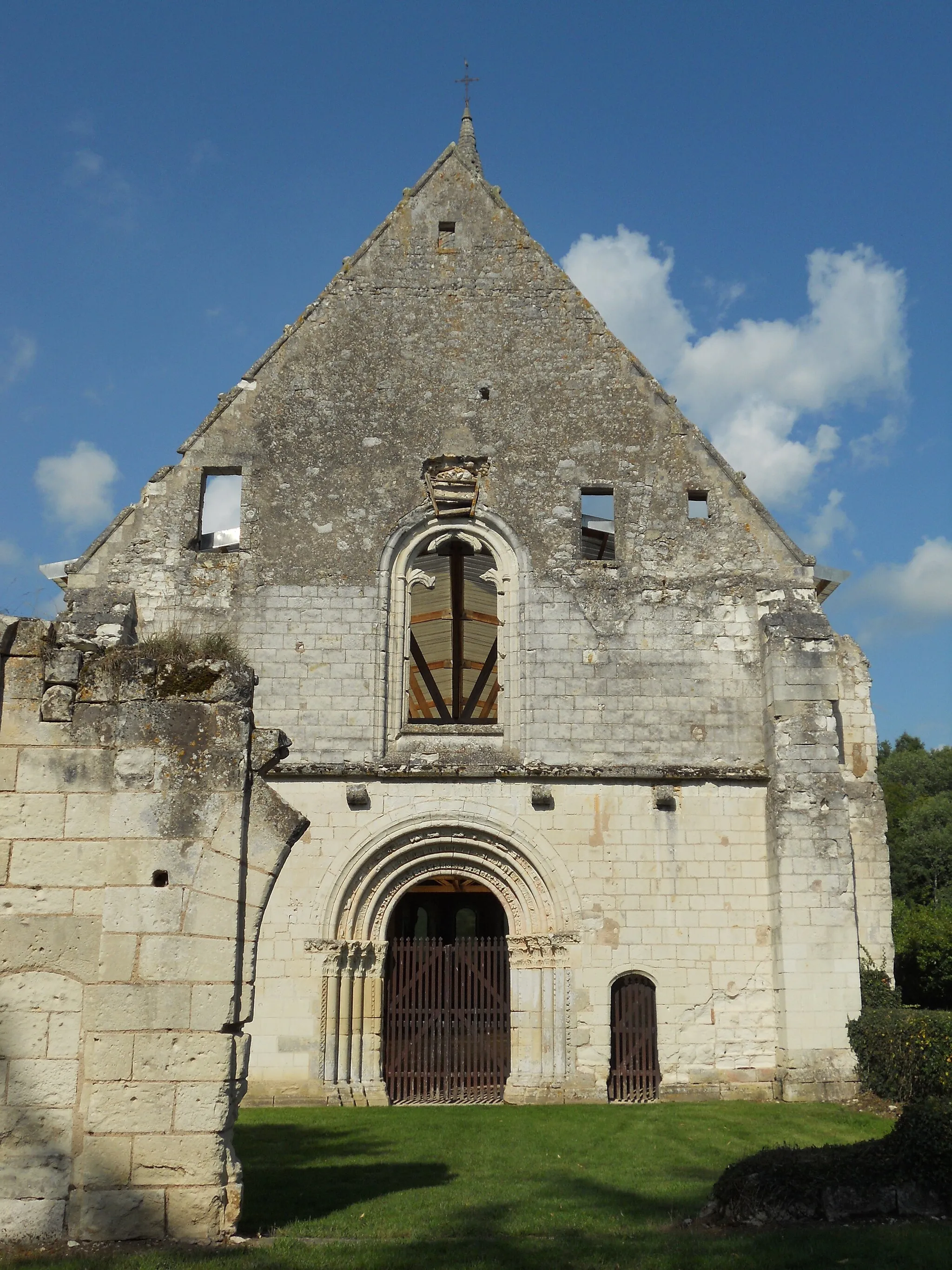 Photo showing: Abbatiale de l'Abbaye d'Aiguevive à Faverolles sur Cher bâtie au XIIe siècle monument historique classé Fiche Mérimée : PA00098432