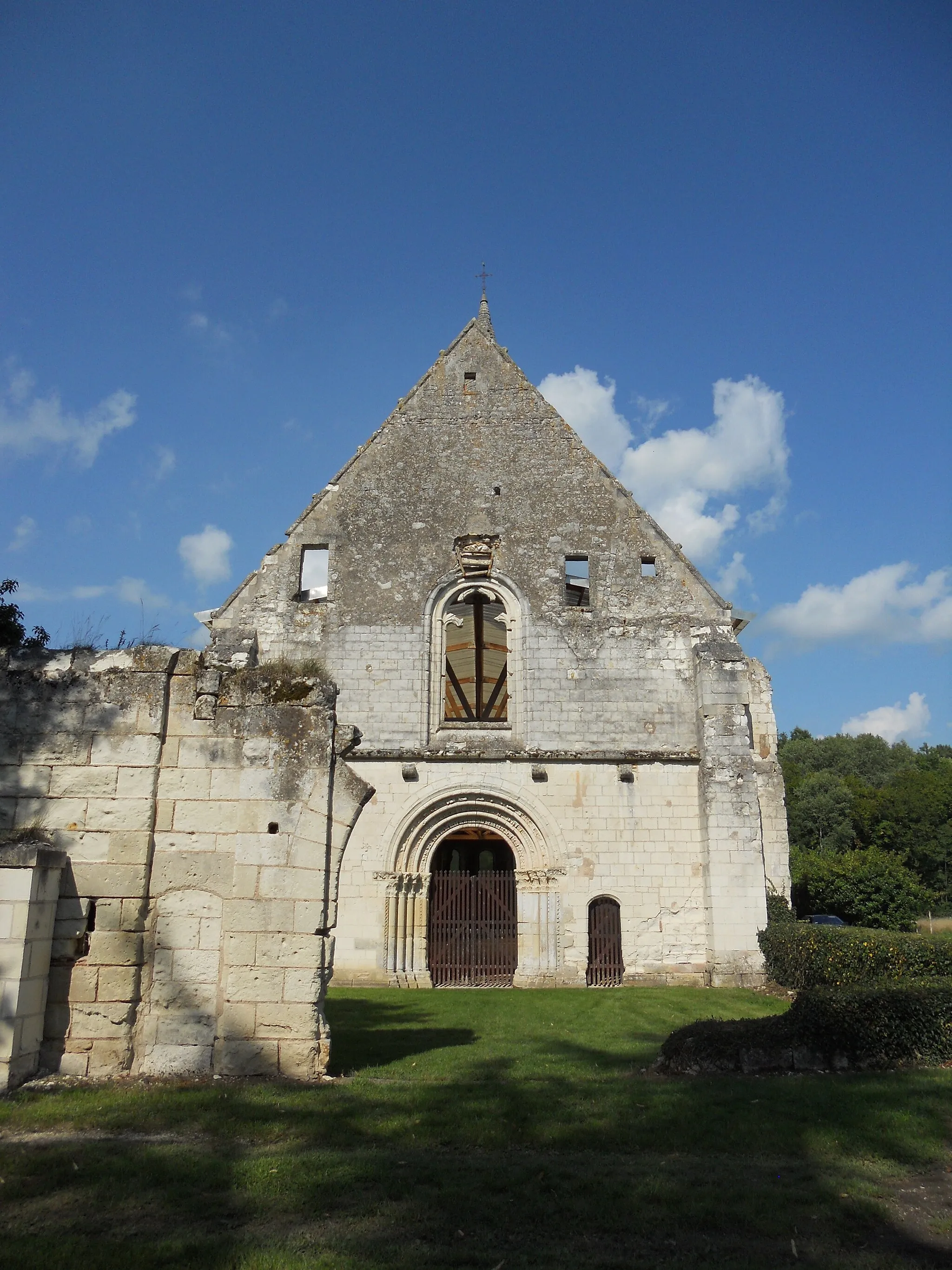 Photo showing: Abbatiale de l'Abbaye d'Aiguevive à Faverolles sur Cher bâtie au XIIe siècle monument historique classé Fiche Mérimée : PA00098432