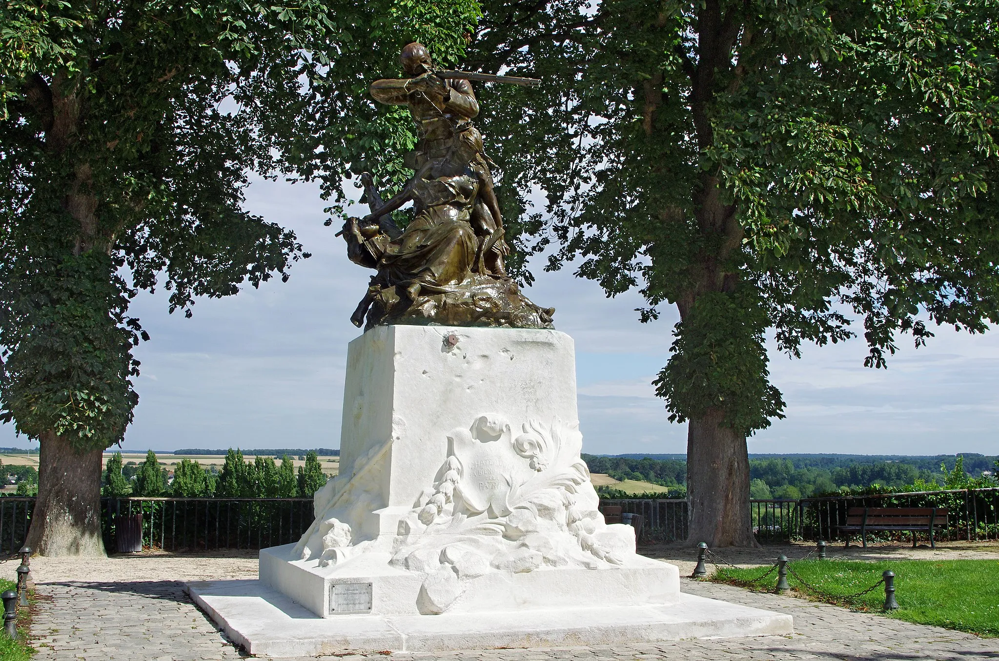 Photo showing: Châteaudun (Eure-et-Loir), France. Monument commémoratif de la guerre de 1870. Le 18 octobre 1870, près de 1200 francs-tireurs et gardes nationaux affrontent une division prussienne dix fois plus nombreuse. La statue d'Antonin Mercié, élevé en 1897, par souscription publique, rend hommage à la mémoire des défenseurs de Châteaudun.