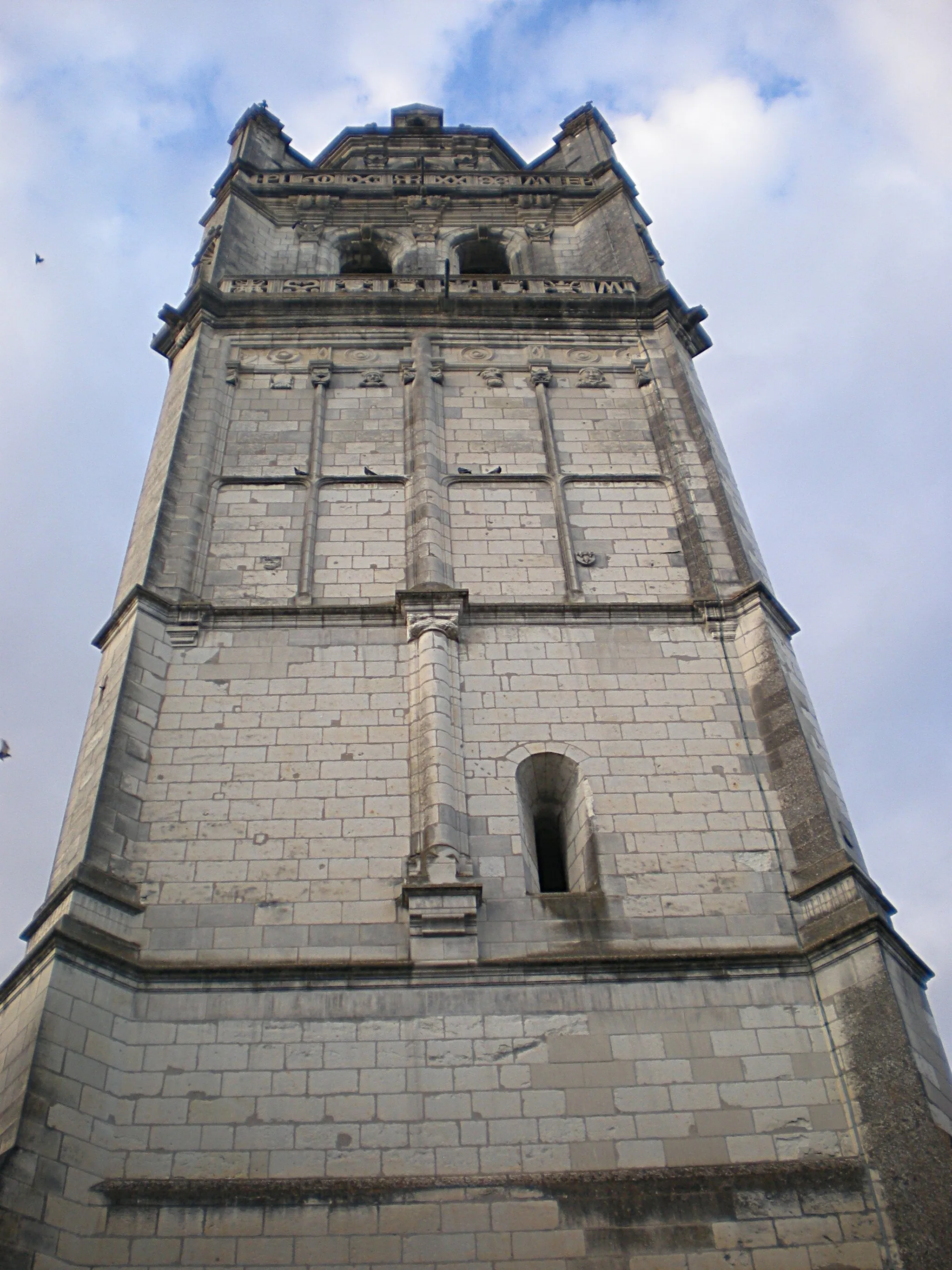 Photo showing: Saint Antoine Tower in Loches (France), seen the street beside