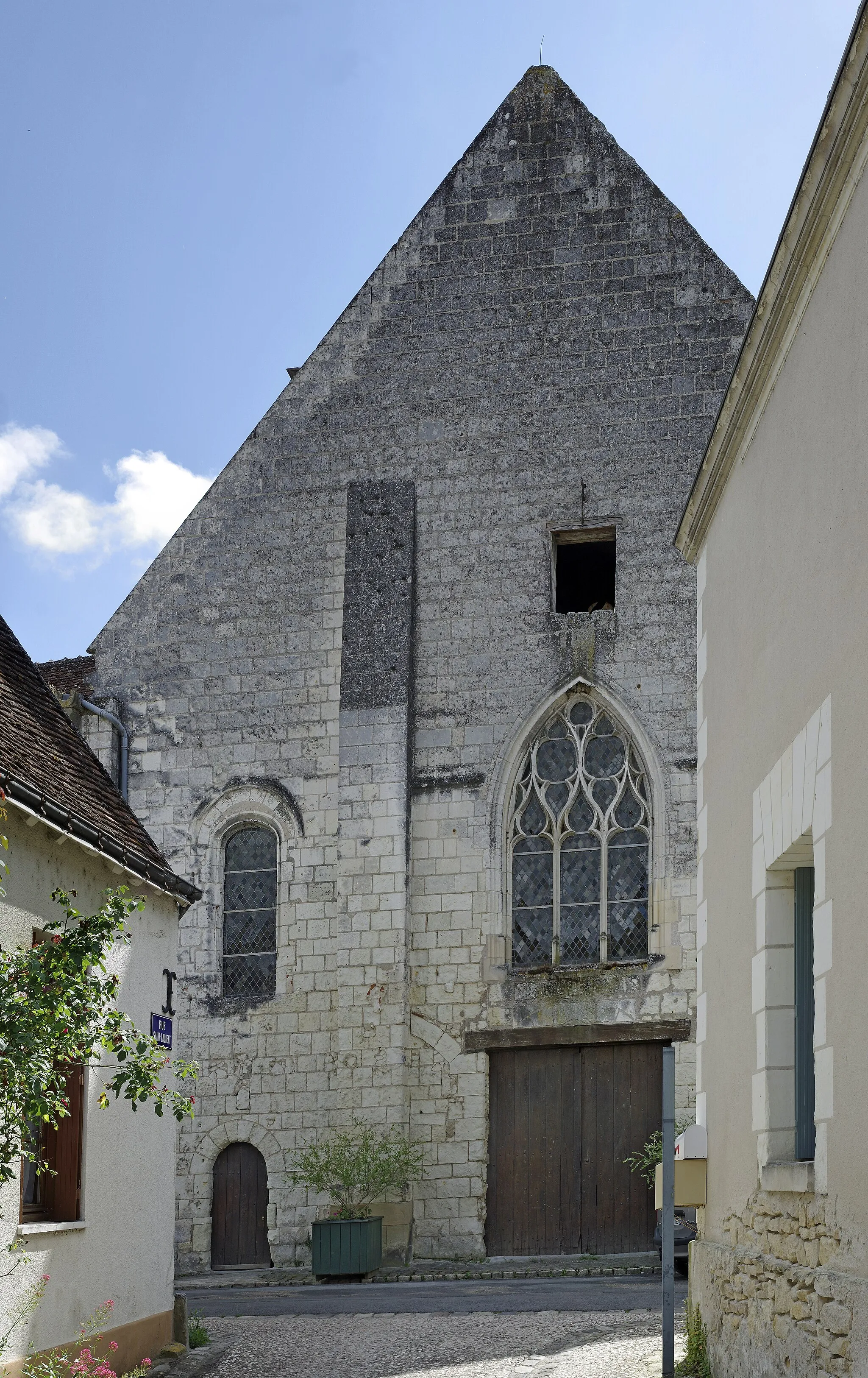 Photo showing: Beaulieu-lès-Loches (Indre-et-Loire)
Ancienne église Saint-Laurent.
Située à proximité de l'église abbatiale, l'église Saint-Laurent est de style Plantagenêt.
Le choeur date du XIIe siècle; la nef, les deux collatéraux et le clocher carré sont du XIIIe; deux chapelles ont été ajoutée au XVIe siècle. Il resterait des vestiges d'une chapelle romane du XIe siècle.

L'église a été restaurée dans les années 1990 et sert de salle d'exposition.