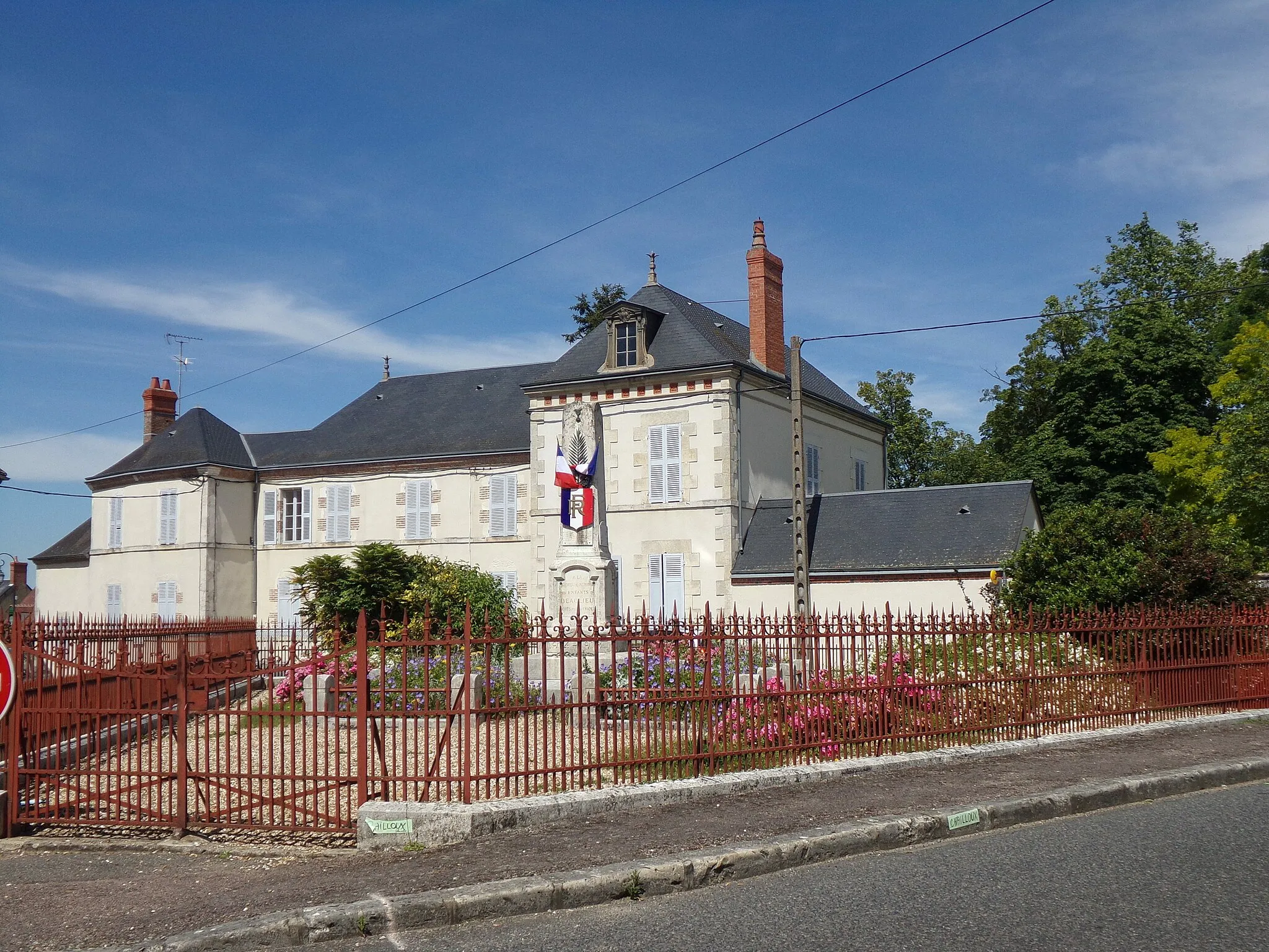 Photo showing: Maison bourgeoise située face au monument aux morts