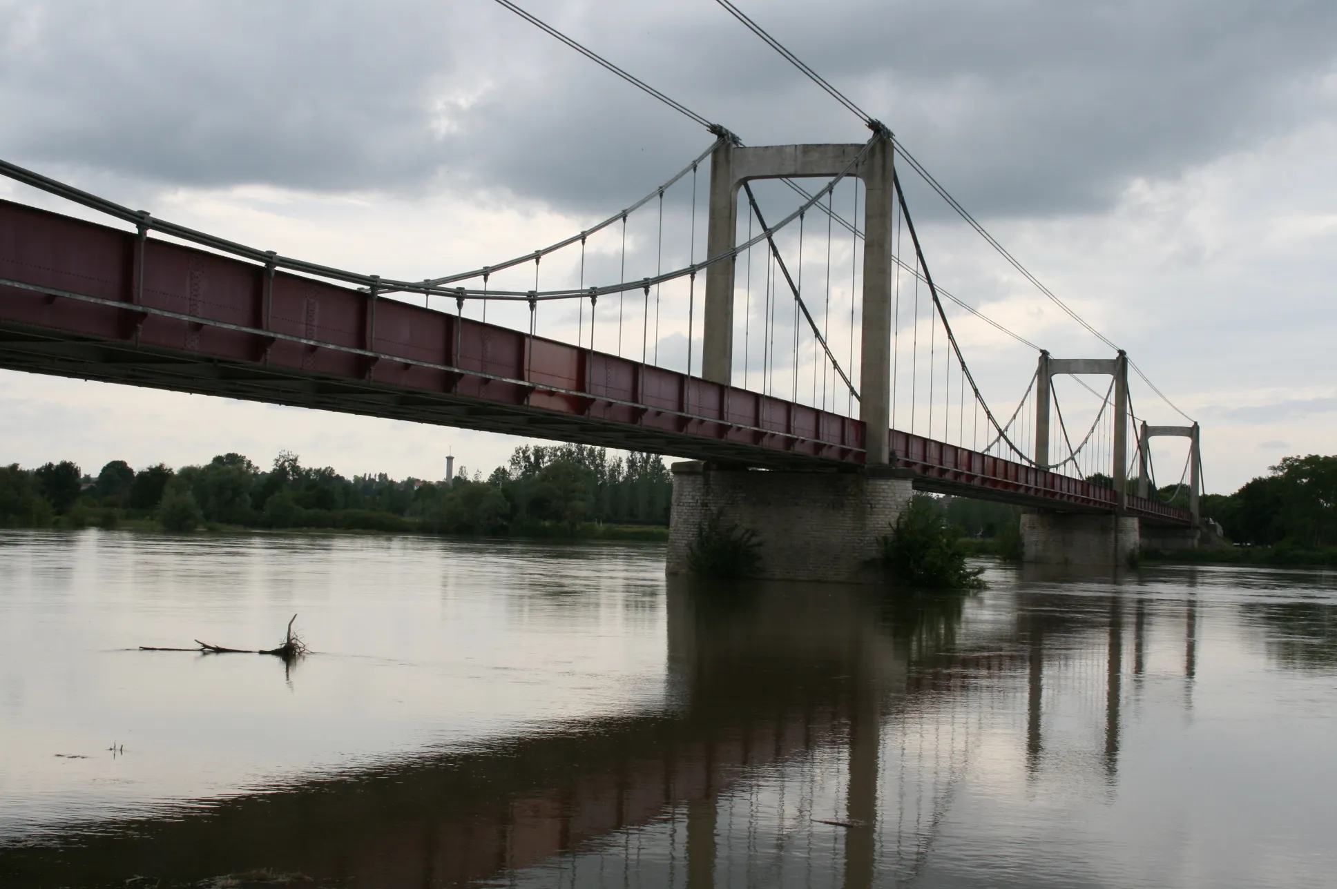 Photo showing: Pont de Bonny-sur-Loire (Loiret - France) - pont suspendu franchissant la Loire